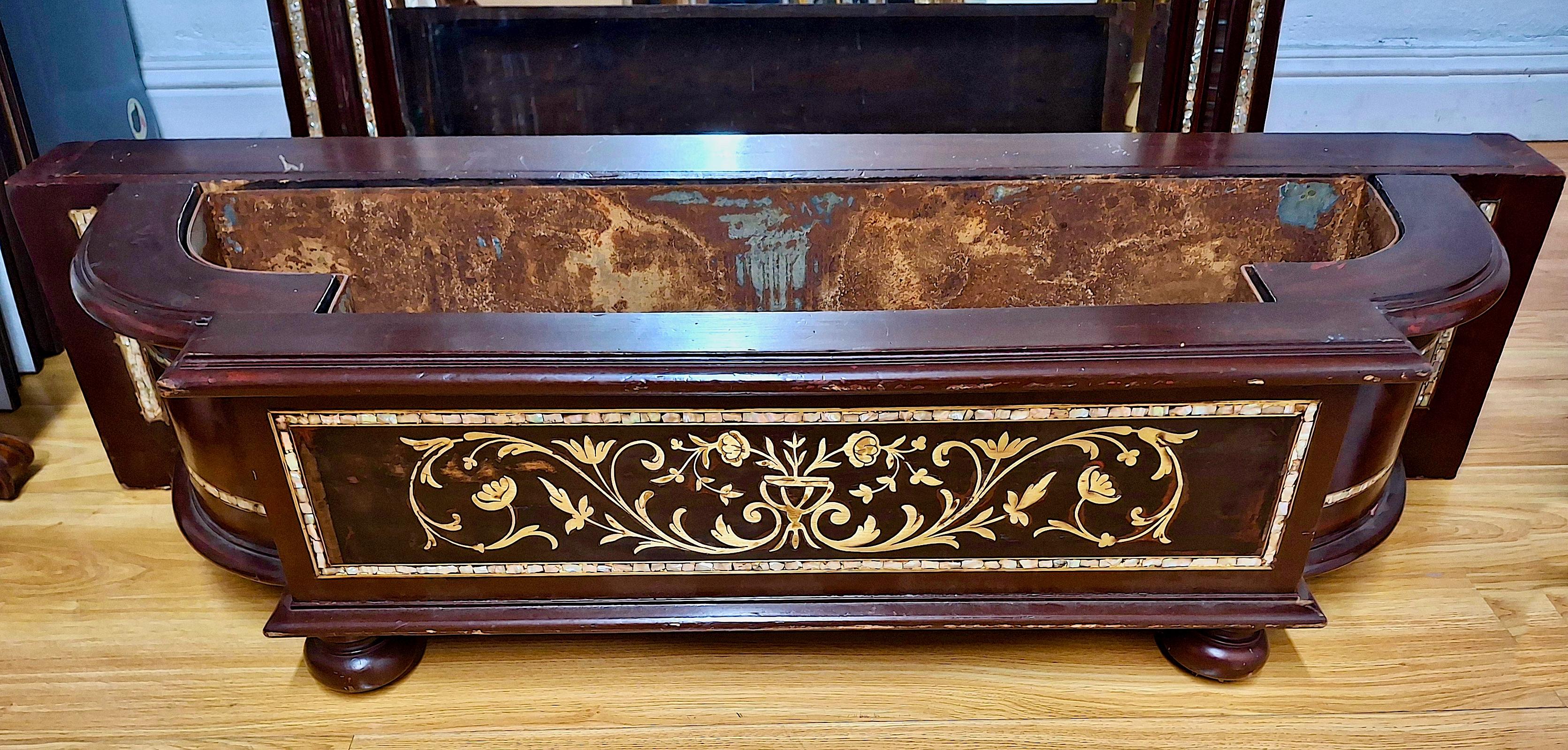 Néo-empire Miroir sur pilotis de la fin du 19e siècle avec base de jardinière en vente