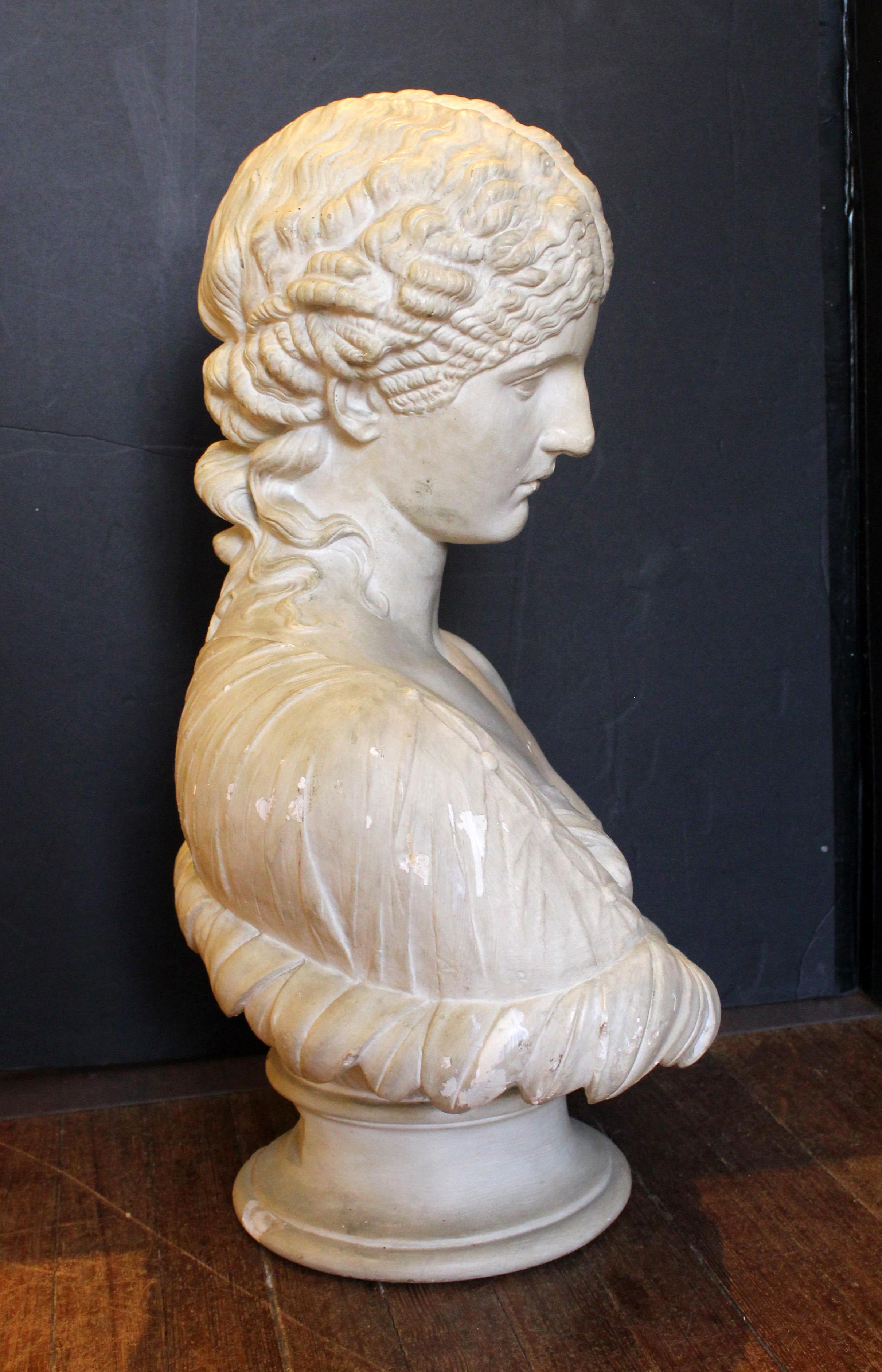 Gipsbüste aus Kunstmarmor von Antonia, hergestellt von D. Brucciani & Co. London, Ende des 19. Jahrhunderts. Eine Frau, die aus einem Blattkelch hervorkommt, stellt die Nymphe Clytie dar. Eine Kopie des Marmorbildes aus dem Britischen Museum in Rom