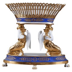 Centre de table en porcelaine de la fin du 19e siècle dans le style Dagoty