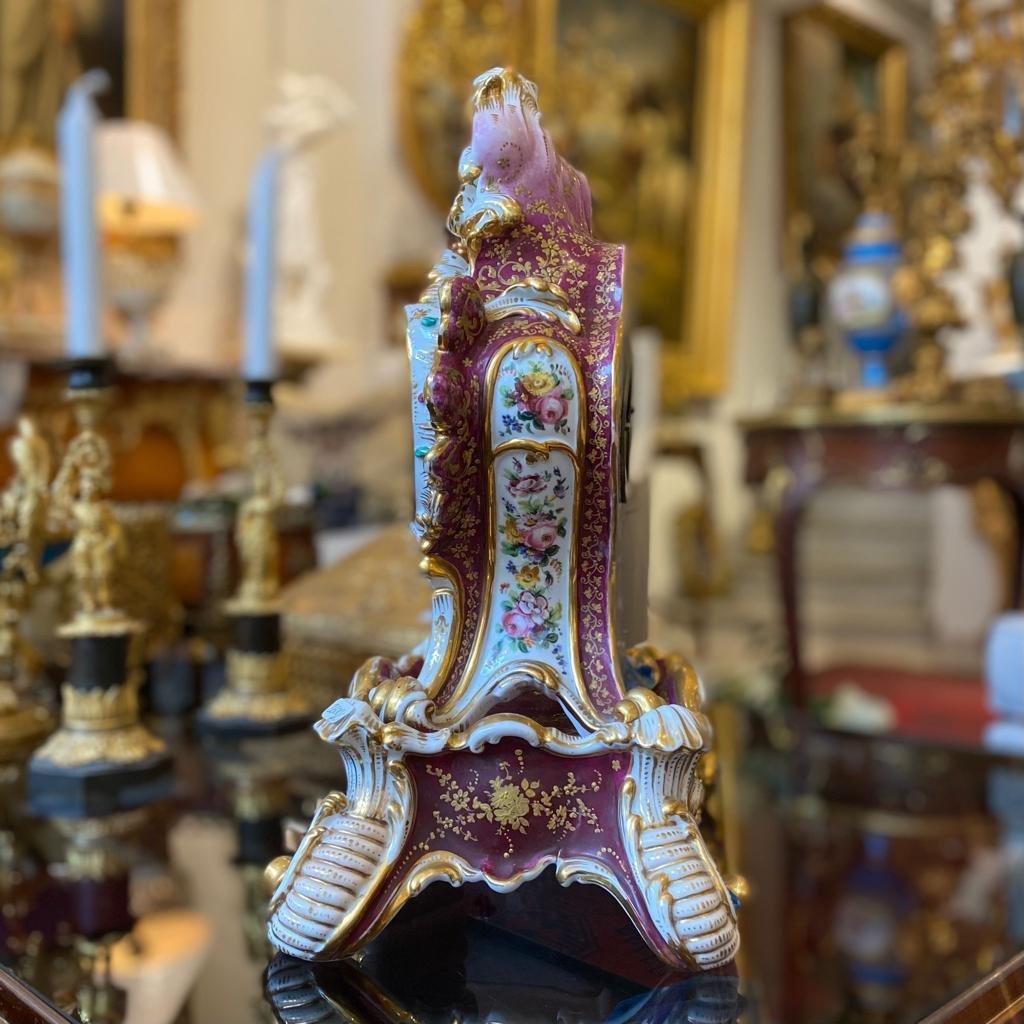 Louis XV Horloge en porcelaine de la fin du 19e siècle par Jacob Petit en vente