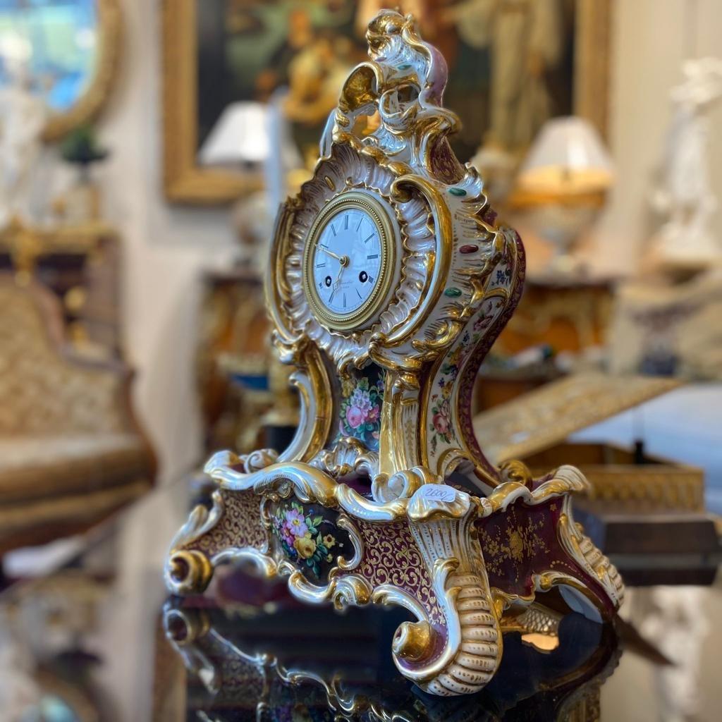 Français Horloge en porcelaine de la fin du 19e siècle par Jacob Petit en vente