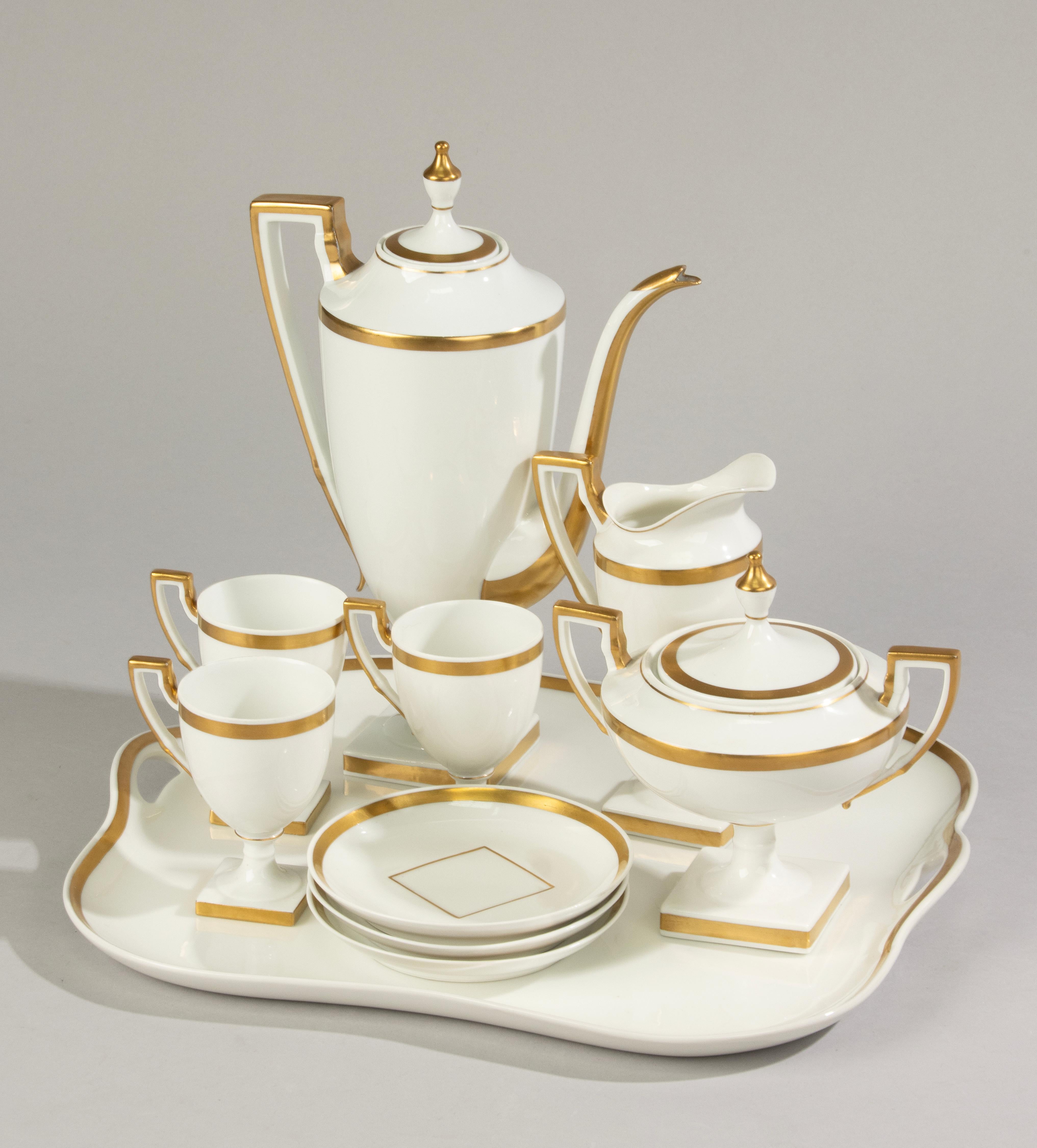 A beautiful antique porcelain coffee set from the French brand Limoges (Paroutaud Frères La Seynie). Beautiful slender design in Empire style. Very fine porcelain, hand-painted with gold trims.
- Tray 36 x 31 cm
- Coffee pot 28 cm high
- Milk jug 15