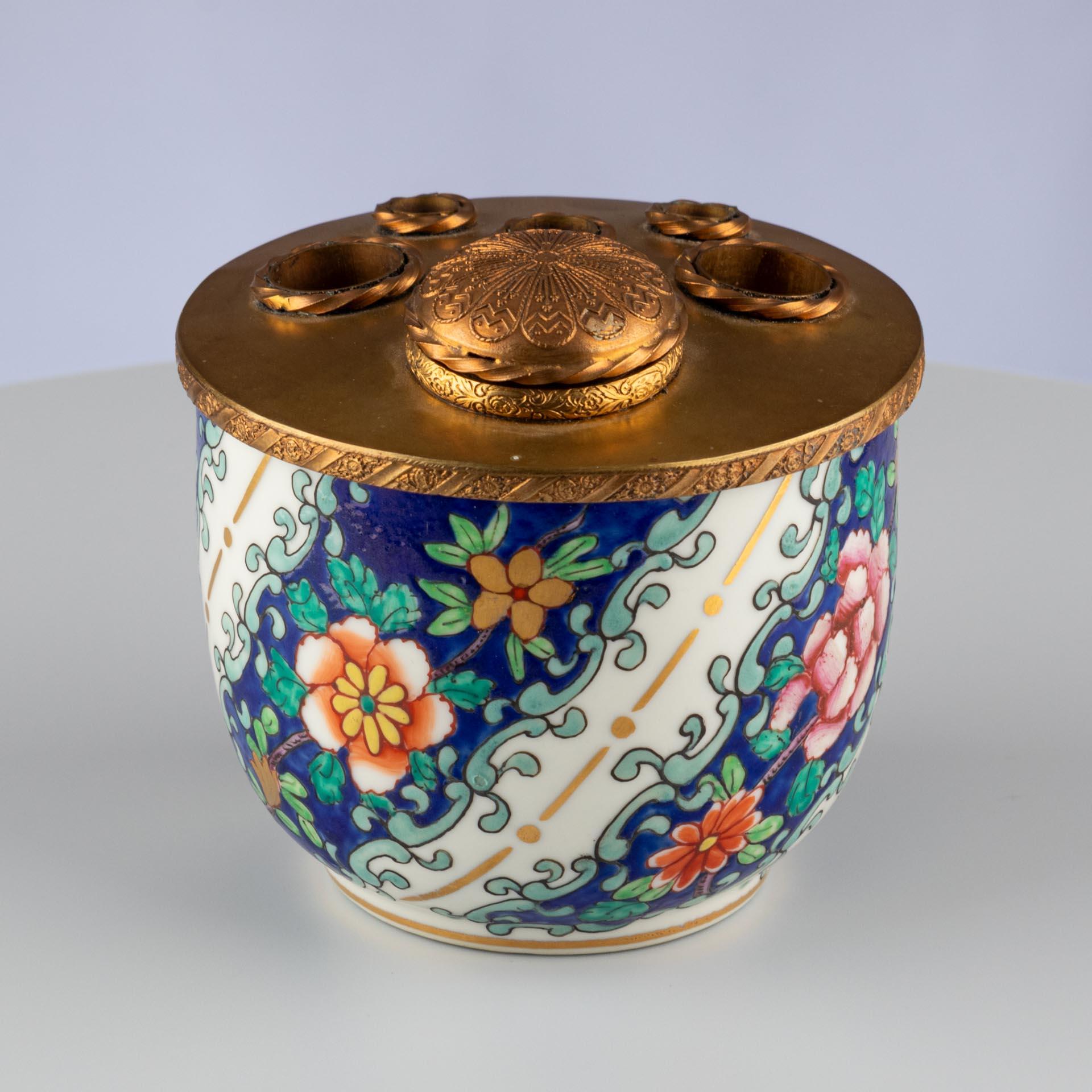 Chinese Porcelain Desk Vessel with Gilt Bronze Mount

Origin: China, made for the European export market
Material: Porcelain, overglaze decoration, glass liner, gilt bronze
Date: Late 19th century

Dimensions:
H × D: 10 × 10