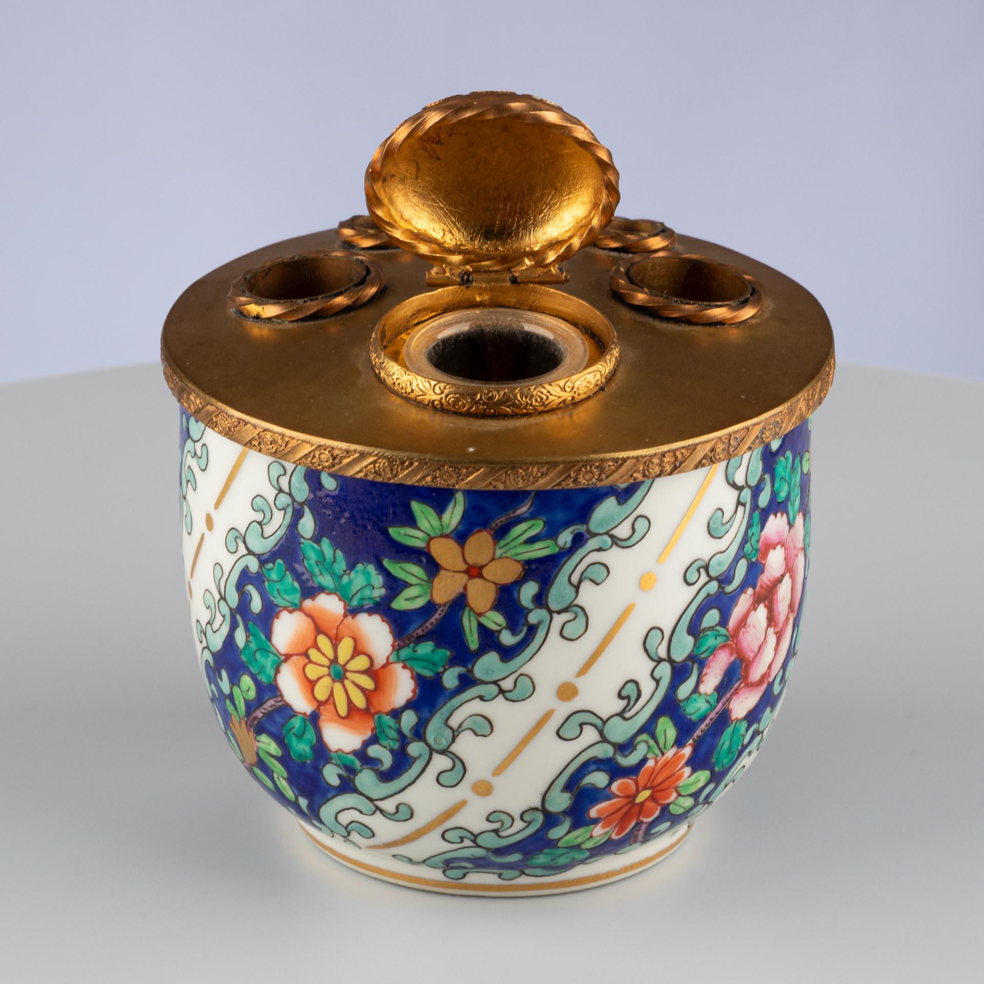 Late 19th Century Porcelain Inkwell With Gilt Bronze Mount In Good Condition For Sale In Greven, DE
