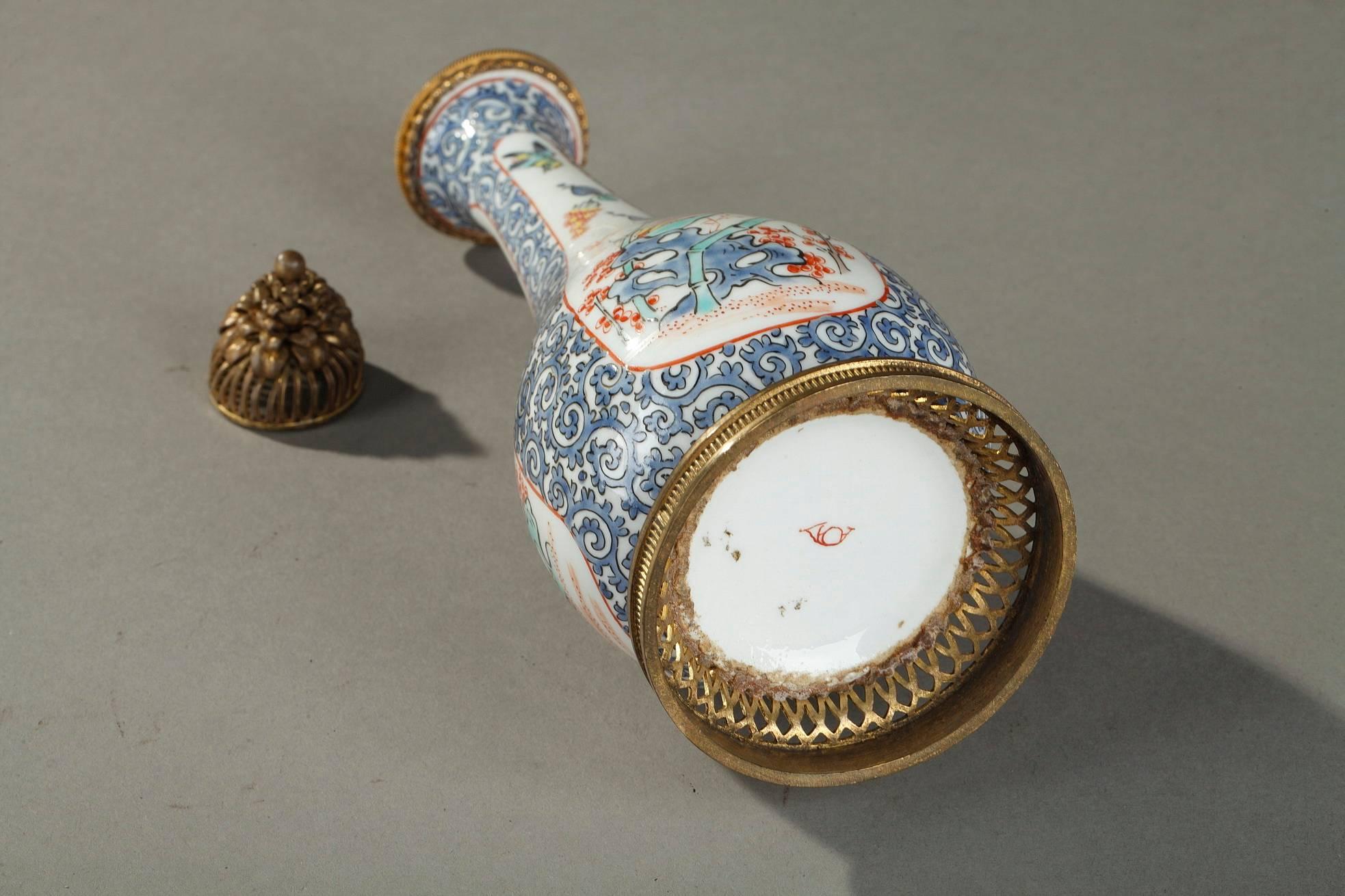 Late 19th Century Porcelain Perfume Bottle by Samson, Paris For Sale 4