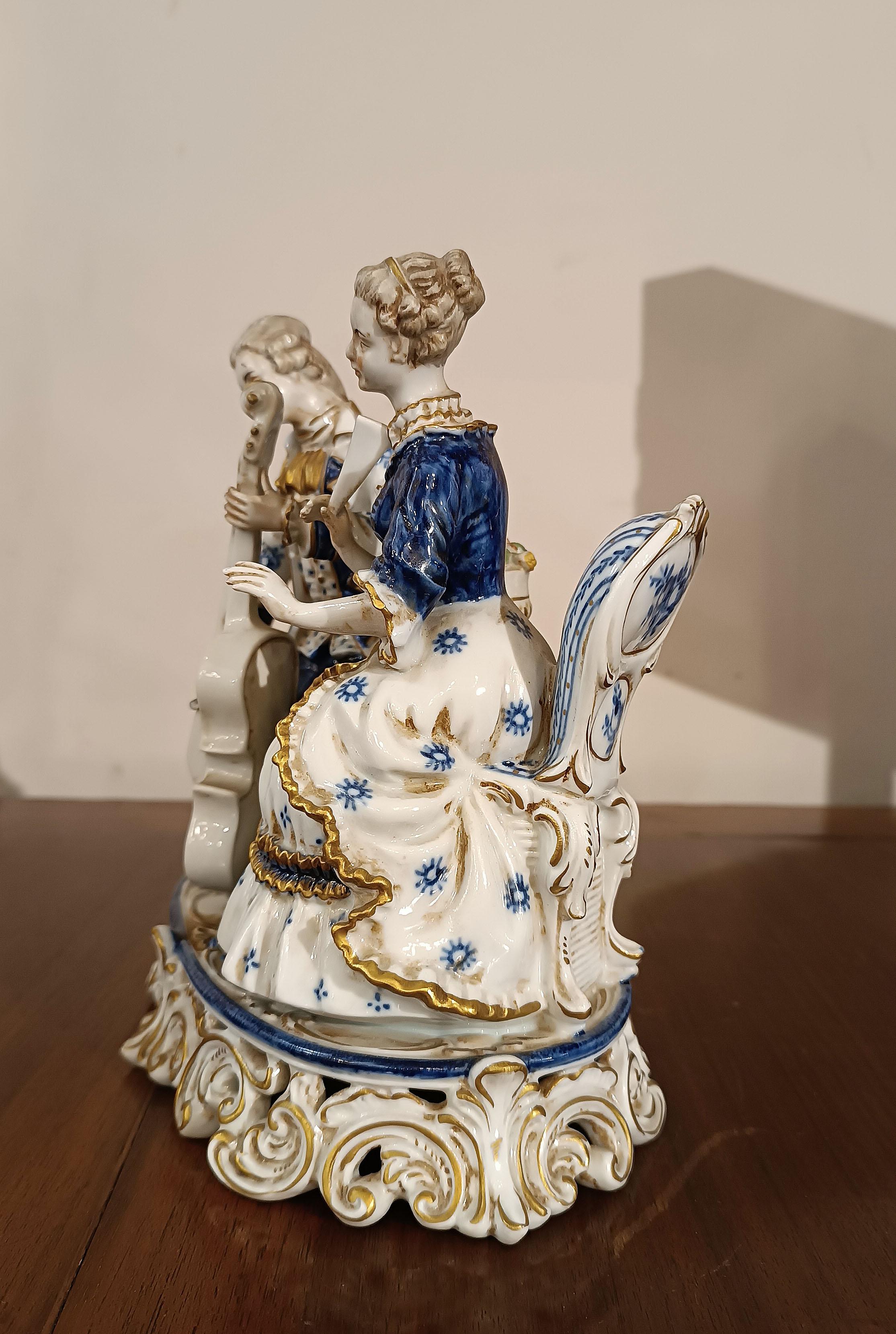 SPÄTES 19. JAHRHUNDERT PORZELAIN-SKULPTUR-GRUPPE 'MUSIK-SZENE (Italian) im Angebot