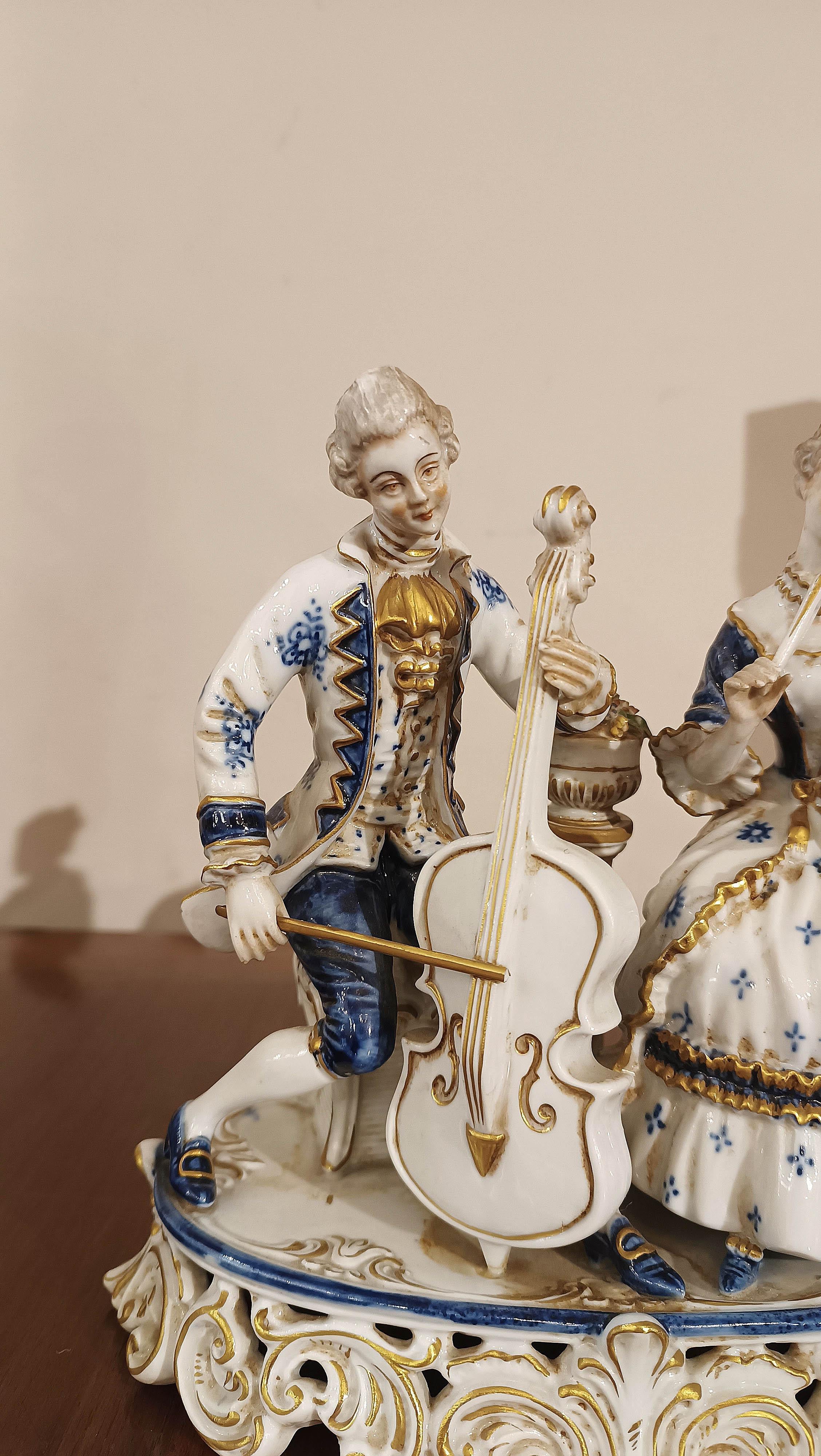 SPÄTES 19. JAHRHUNDERT PORZELAIN-SKULPTUR-GRUPPE 'MUSIK-SZENE (19th Century) im Angebot