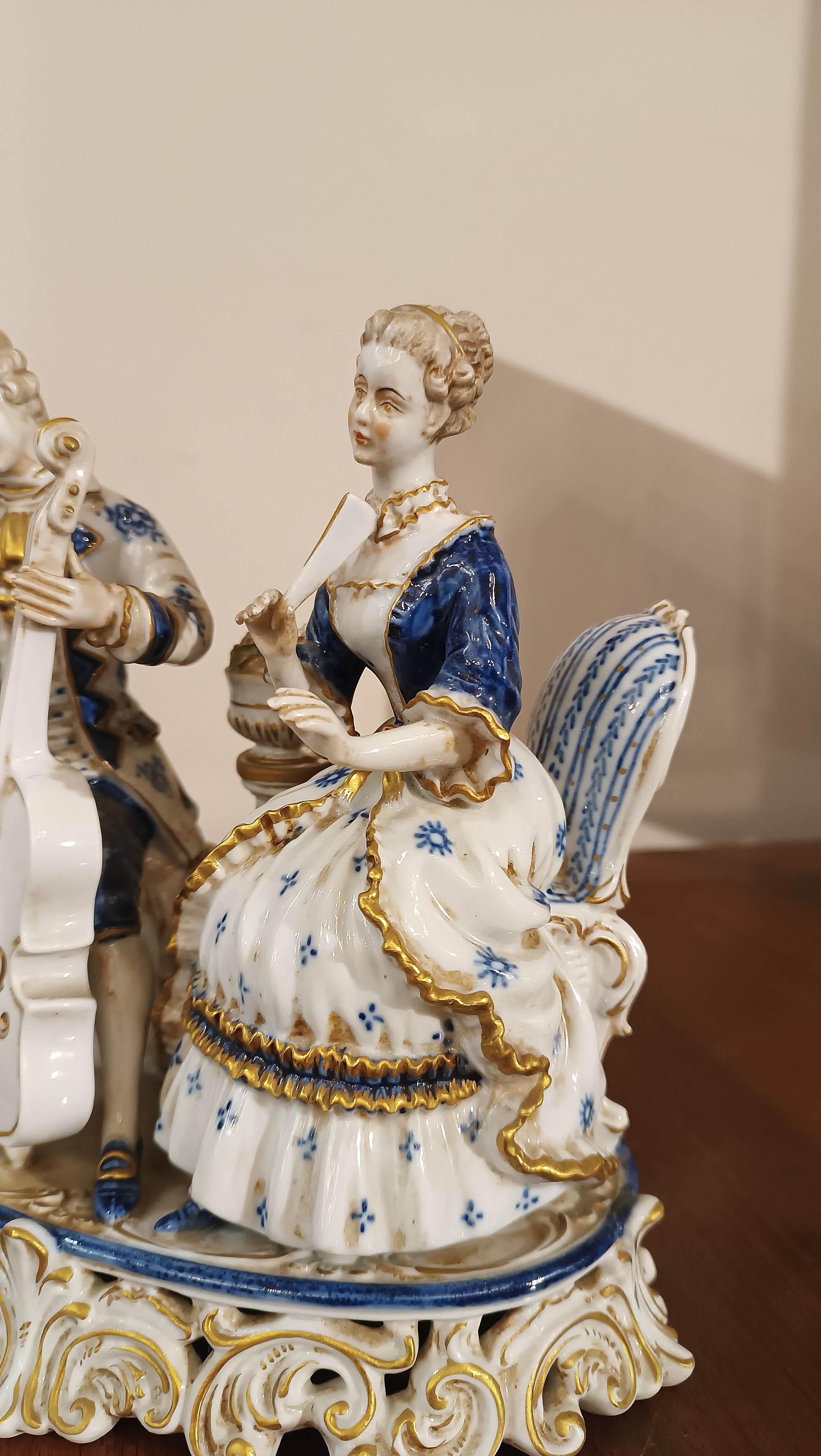 SPÄTES 19. JAHRHUNDERT PORZELAIN-SKULPTUR-GRUPPE 'MUSIK-SZENE (Porzellan) im Angebot