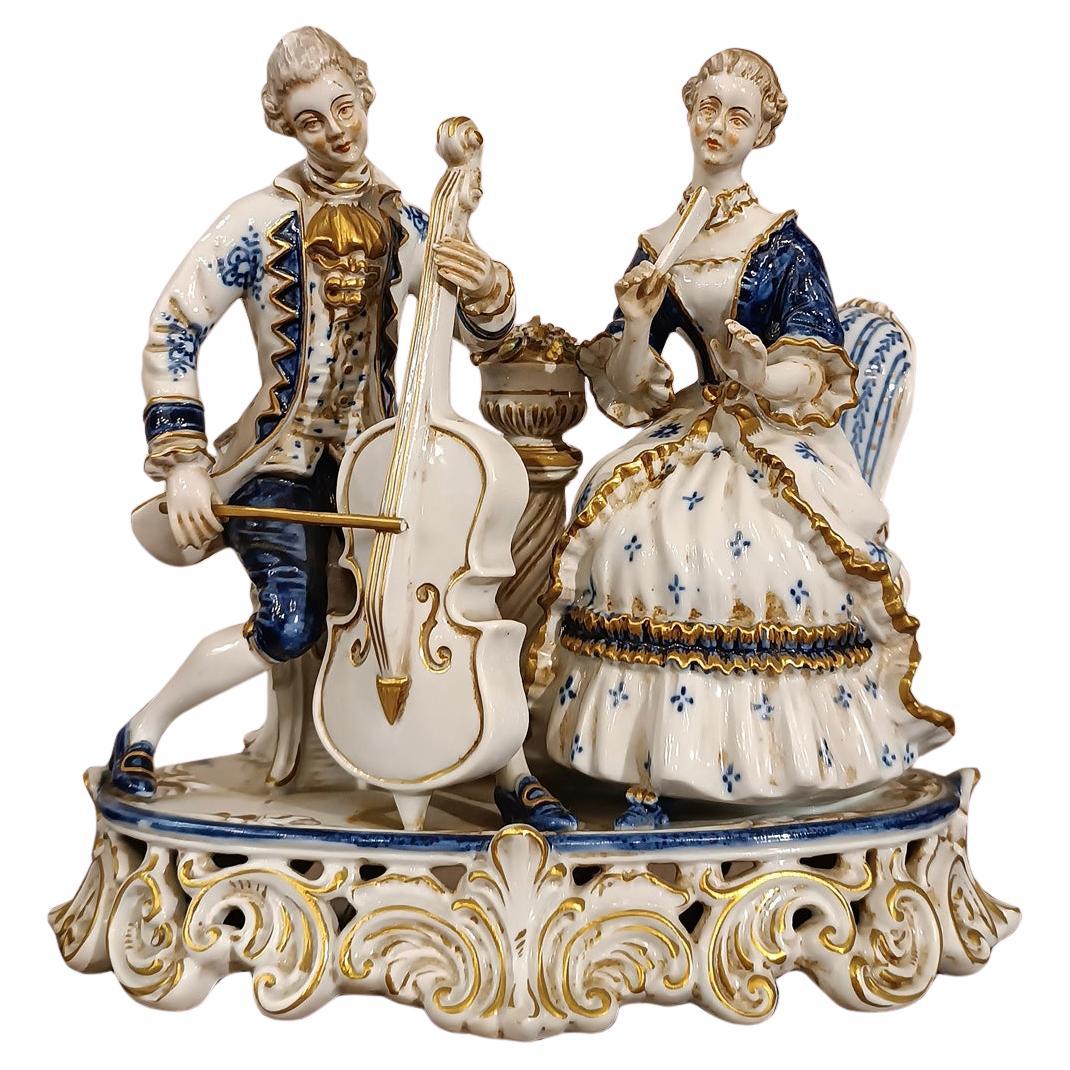 Grupo de esculturas de porcelana de finales del siglo xix "escena musical