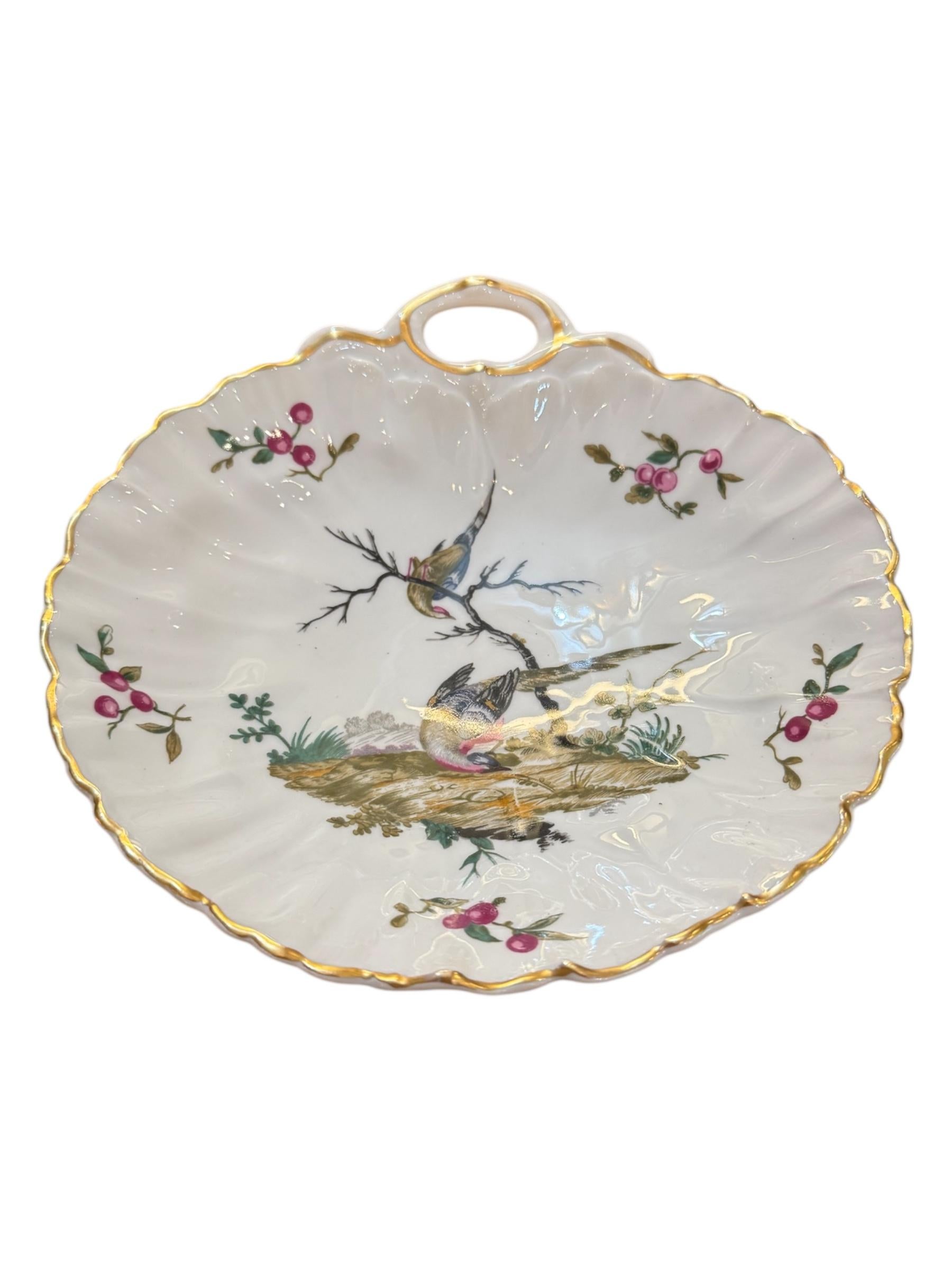 Ajoutez une touche d'élégance française intemporelle à votre Collectional avec cet exquis plat en porcelaine de Paris de la fin du XIXe siècle. Finement fabriqué en porcelaine délicate, ce plat à bord festonné présente une scène centrale peinte à la