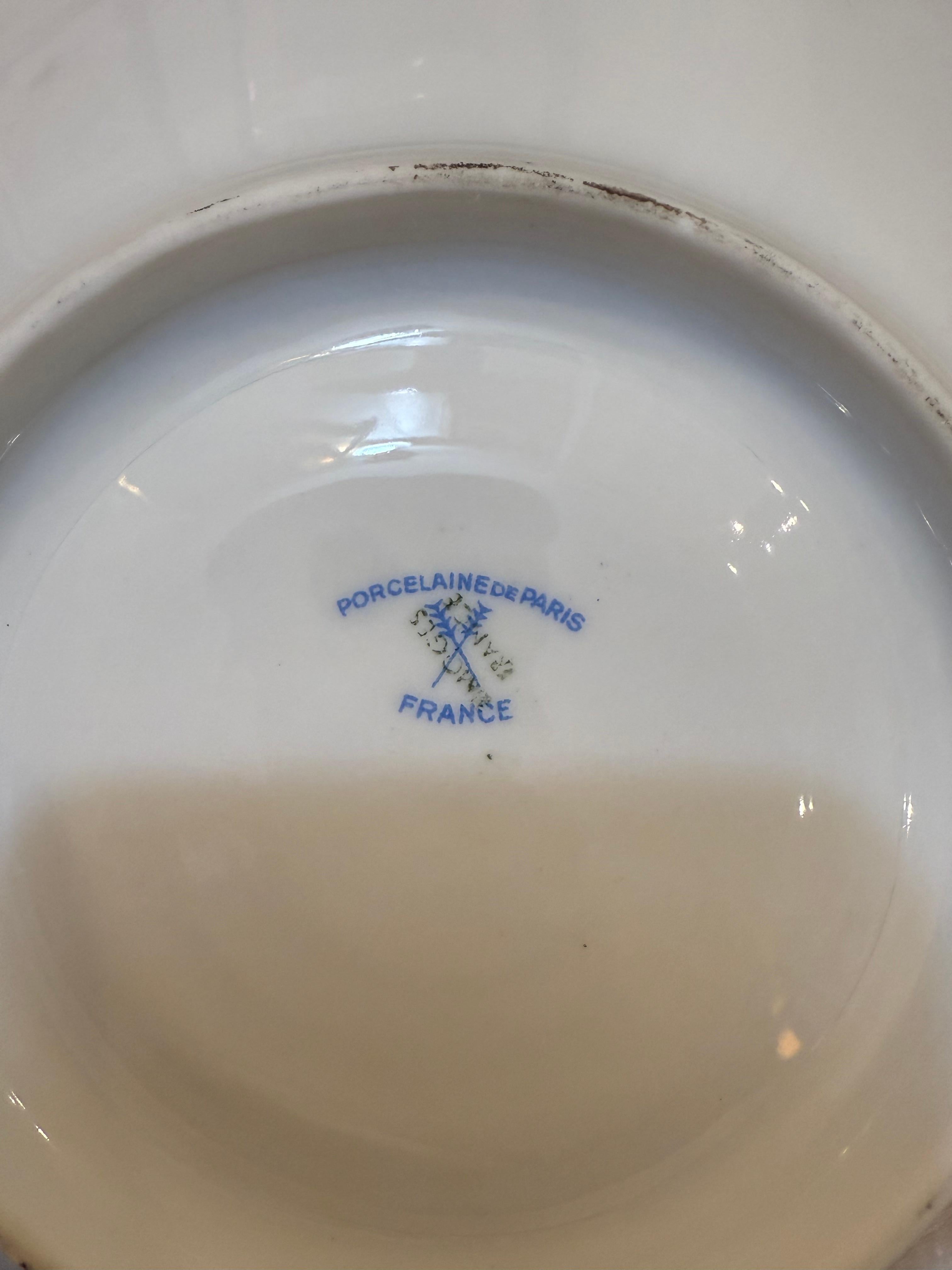 XIXe siècle Plat en Porcelaine de Paris de la fin du 19e siècle en vente