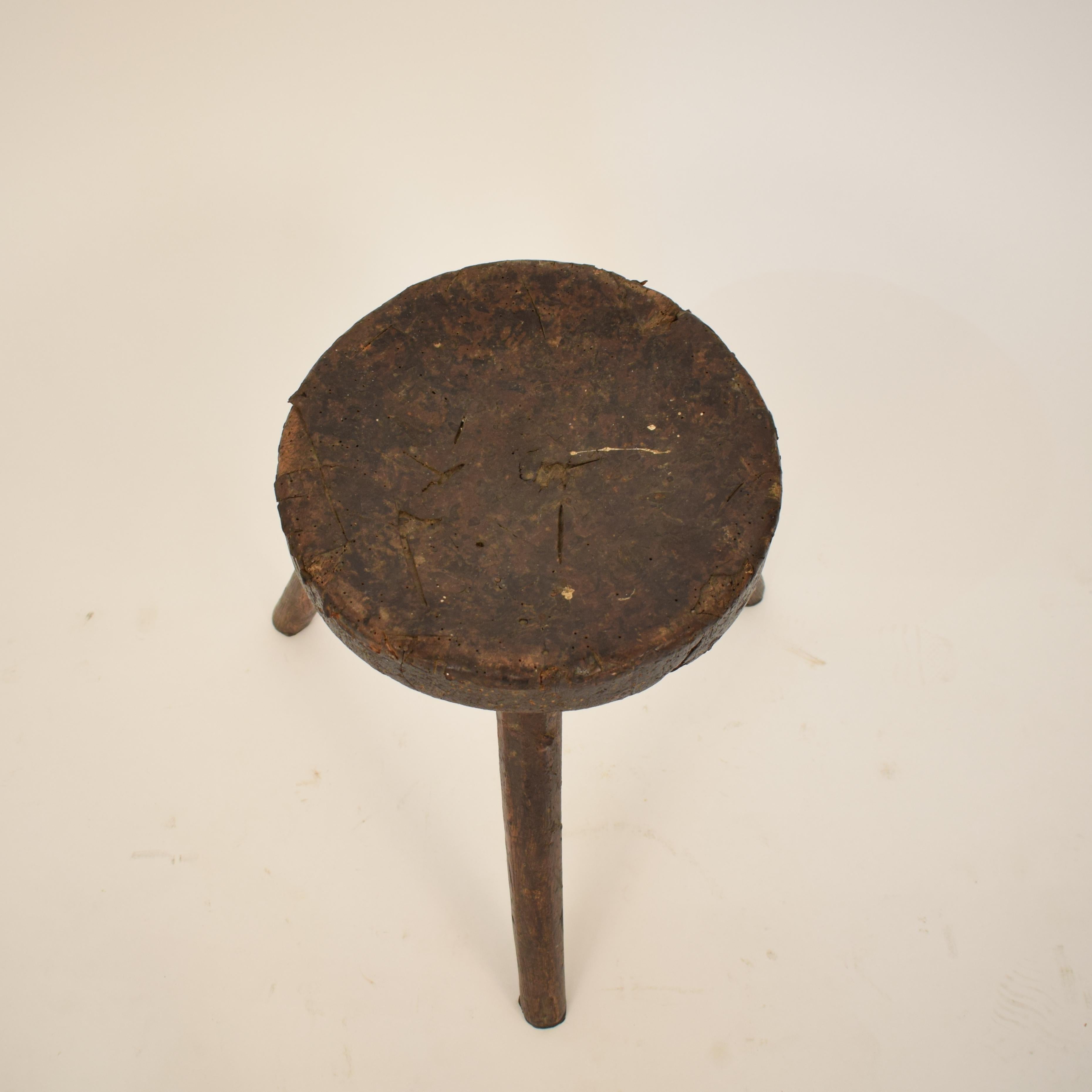 Late 19th Century Primitive Elm Country Splayed Leg Wood Stool In Fair Condition In Berlin, DE