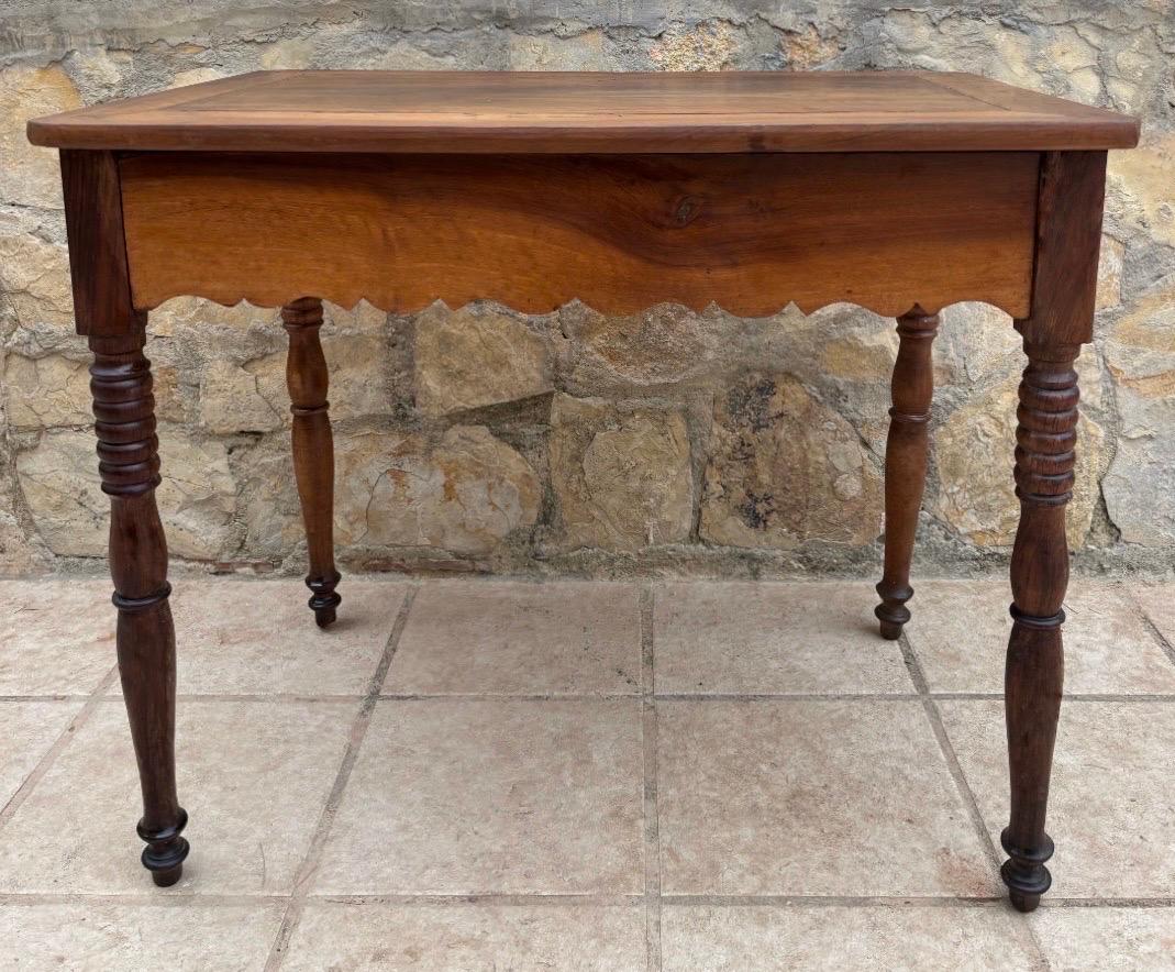 Rustique Table de ferme provinciale en noyer massif de la fin du 19e siècle en vente