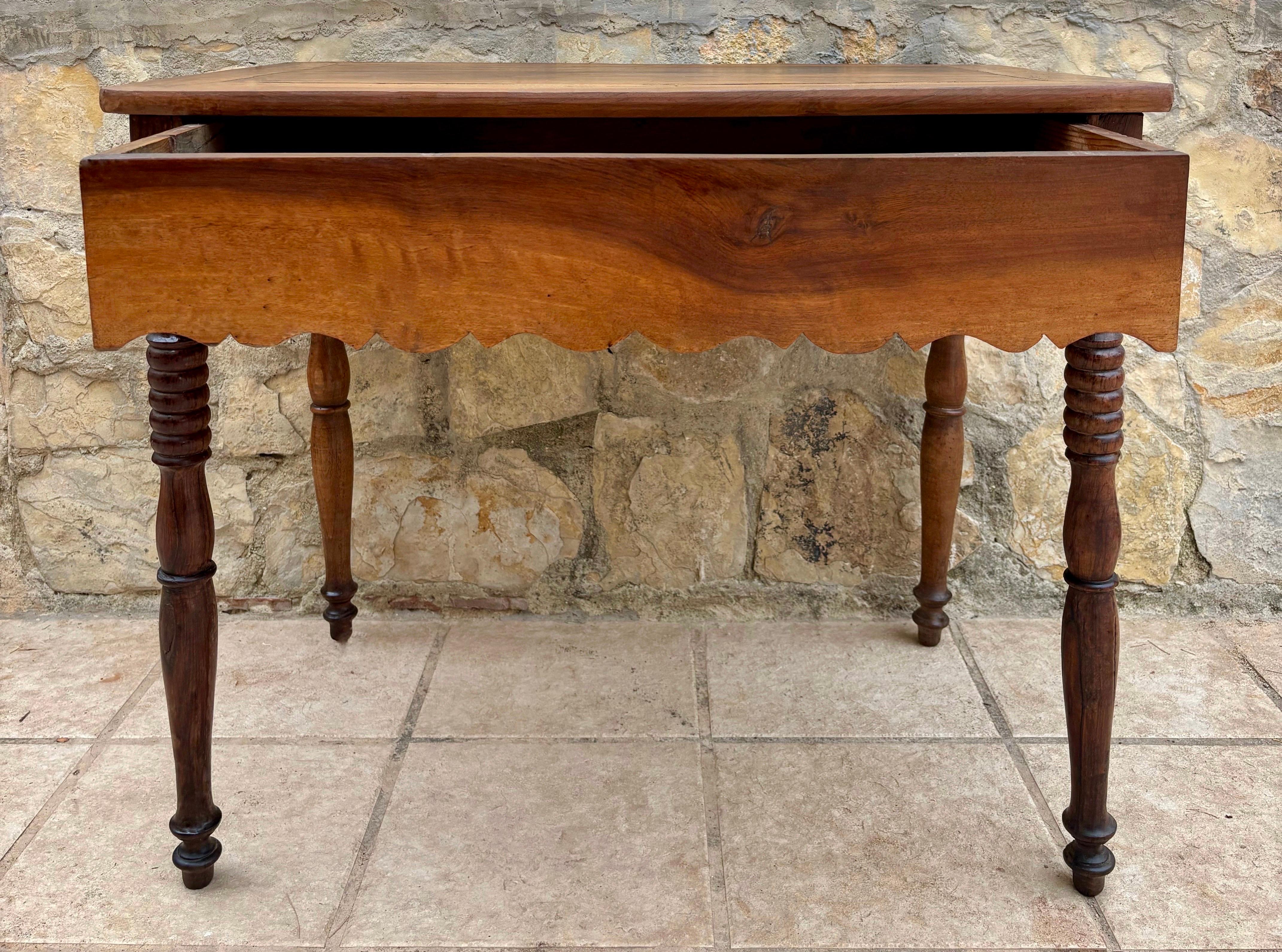 Espagnol Table de ferme provinciale en noyer massif de la fin du 19e siècle en vente