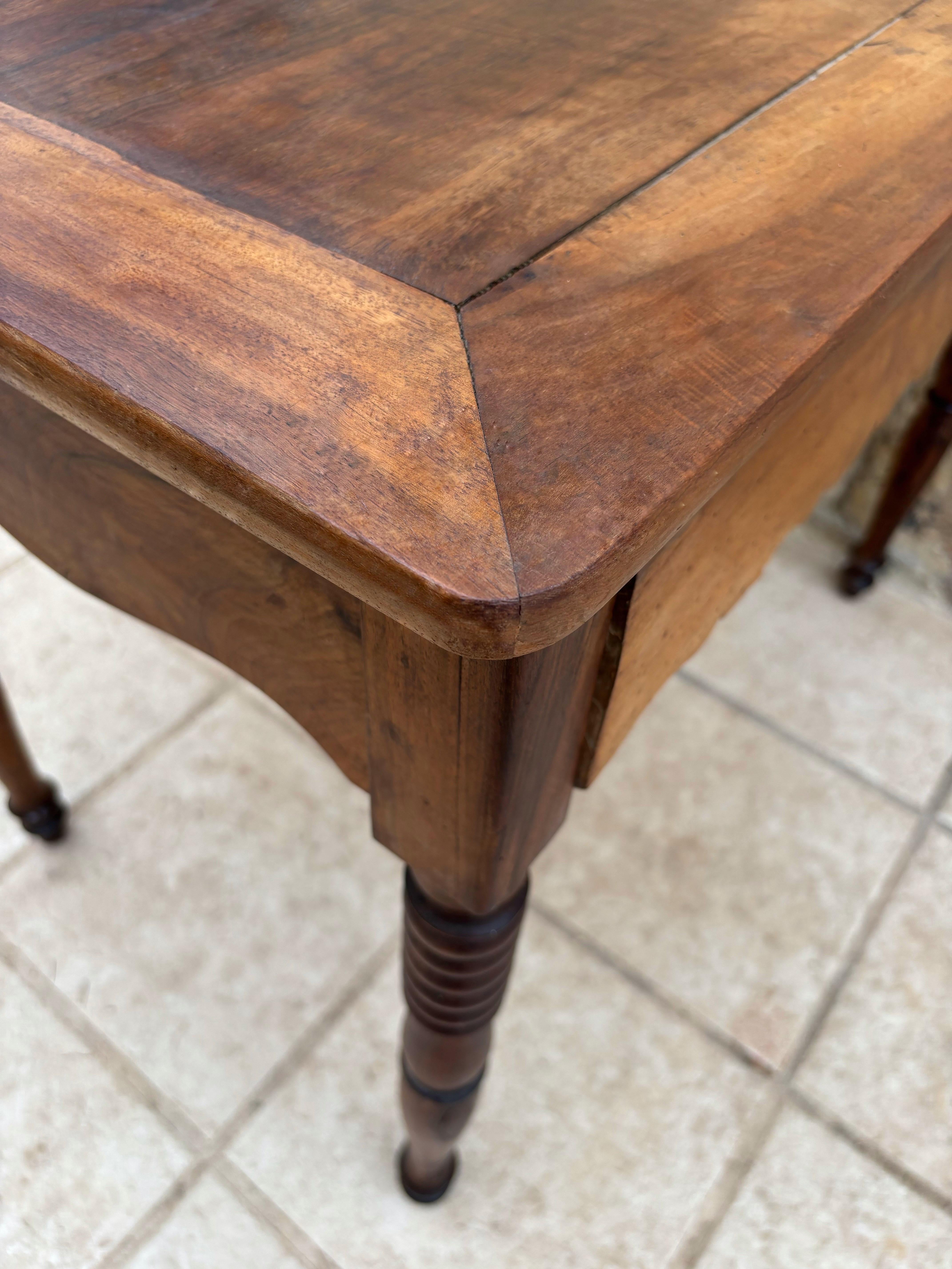 Fait main Table de ferme provinciale en noyer massif de la fin du 19e siècle en vente