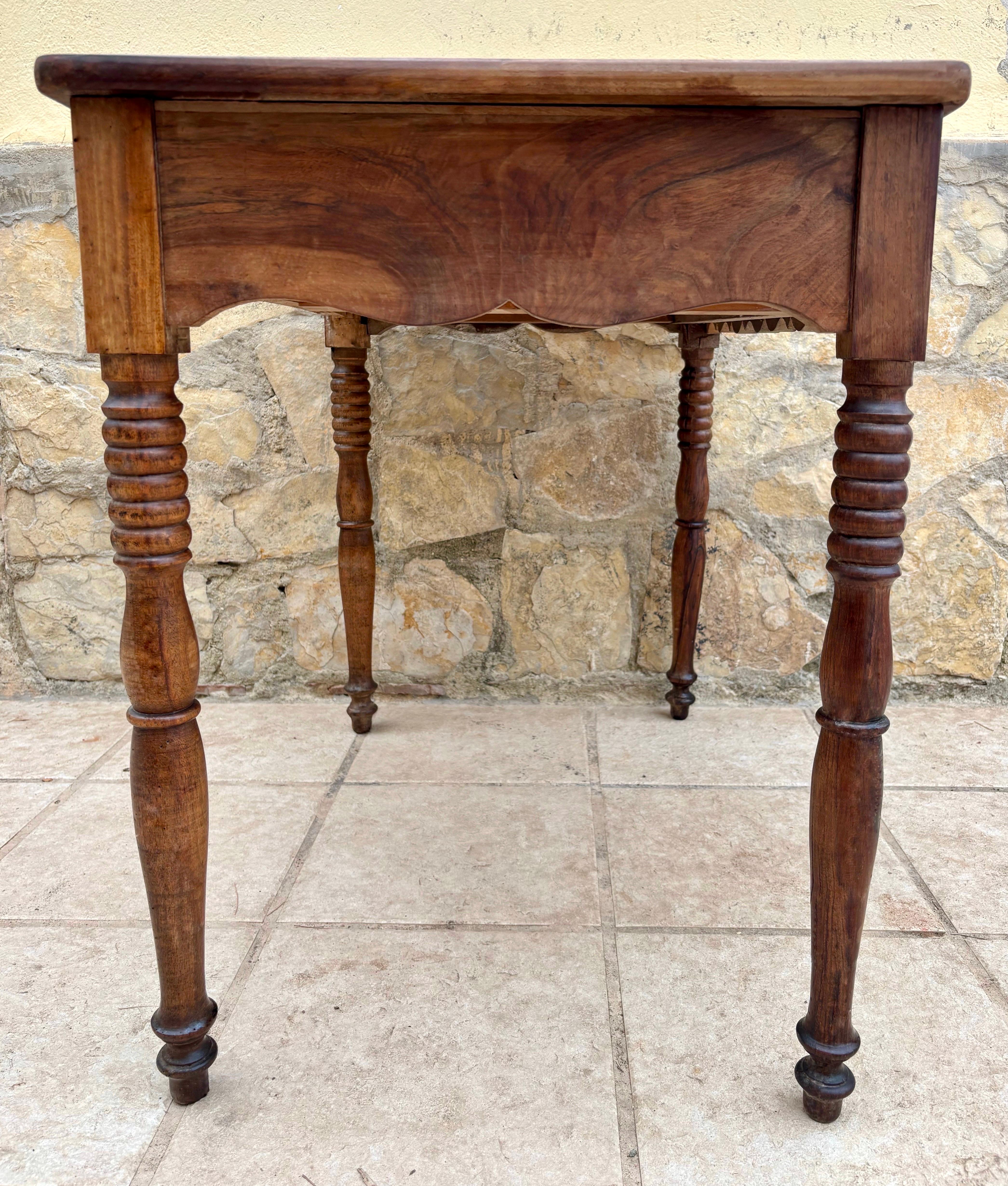 Table de ferme provinciale en noyer massif de la fin du 19e siècle Bon état - En vente à BÉTERA, ES