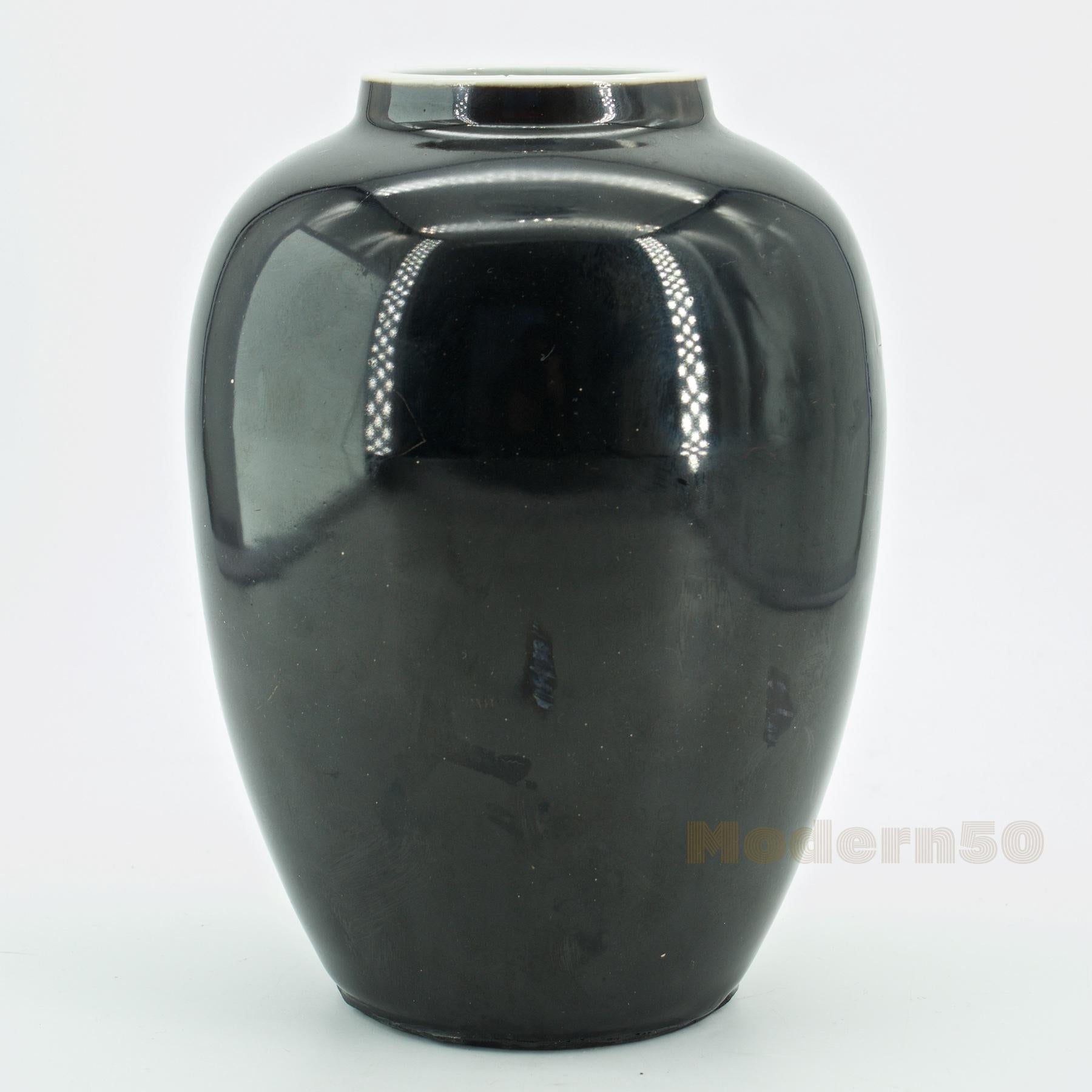Late 19th Century Qing Dynasty Chinese Black Mirror Kangxi Jar Vase in Stand In Distressed Condition In Hyattsville, MD