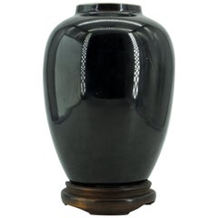 Jarrón con espejo negro Kangxi de la dinastía china Qing de finales del siglo XIX en soporte