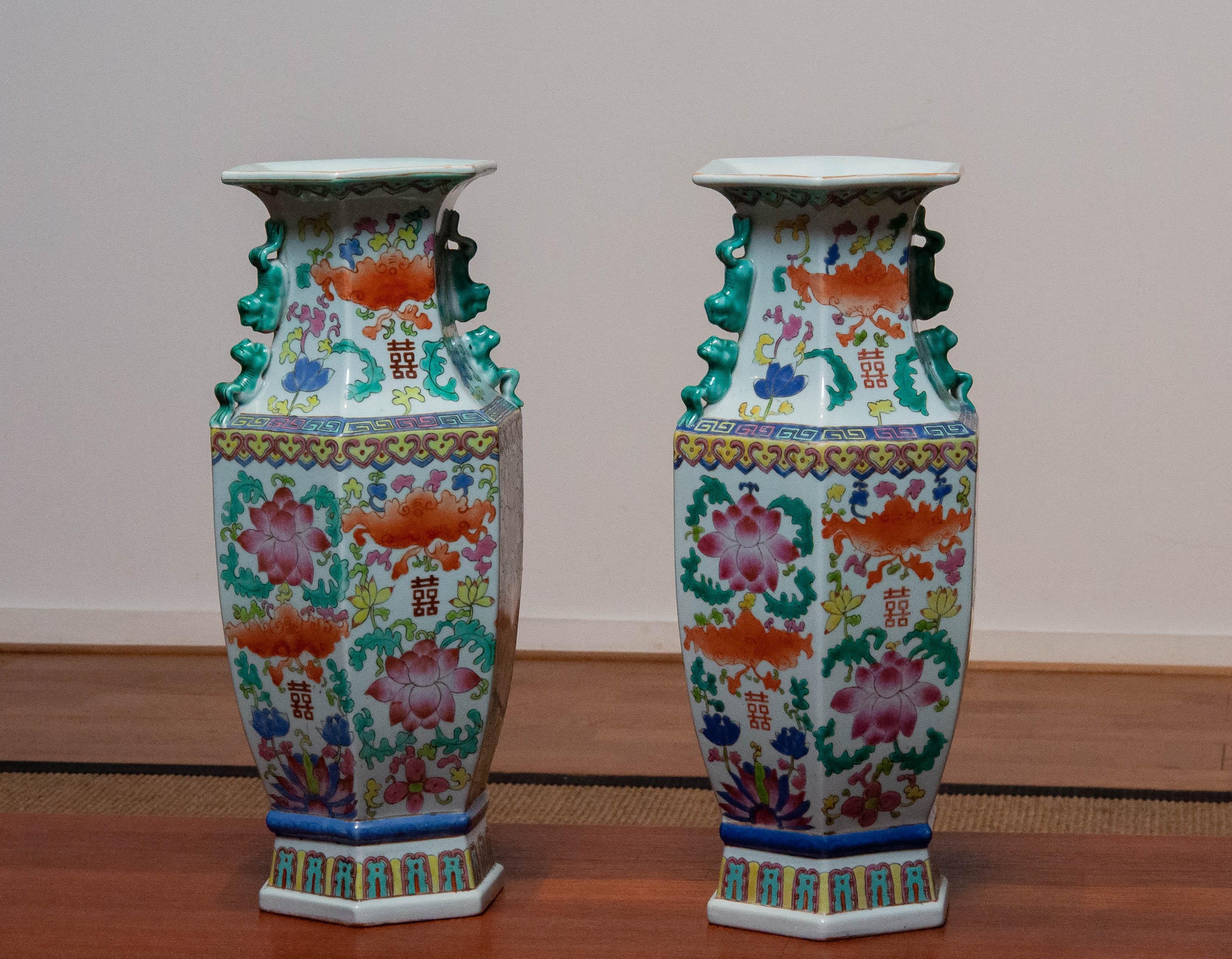 Late 19th Century Qing Dynasty Matching Pair Chinese Famille Rose Vases For Sale 6