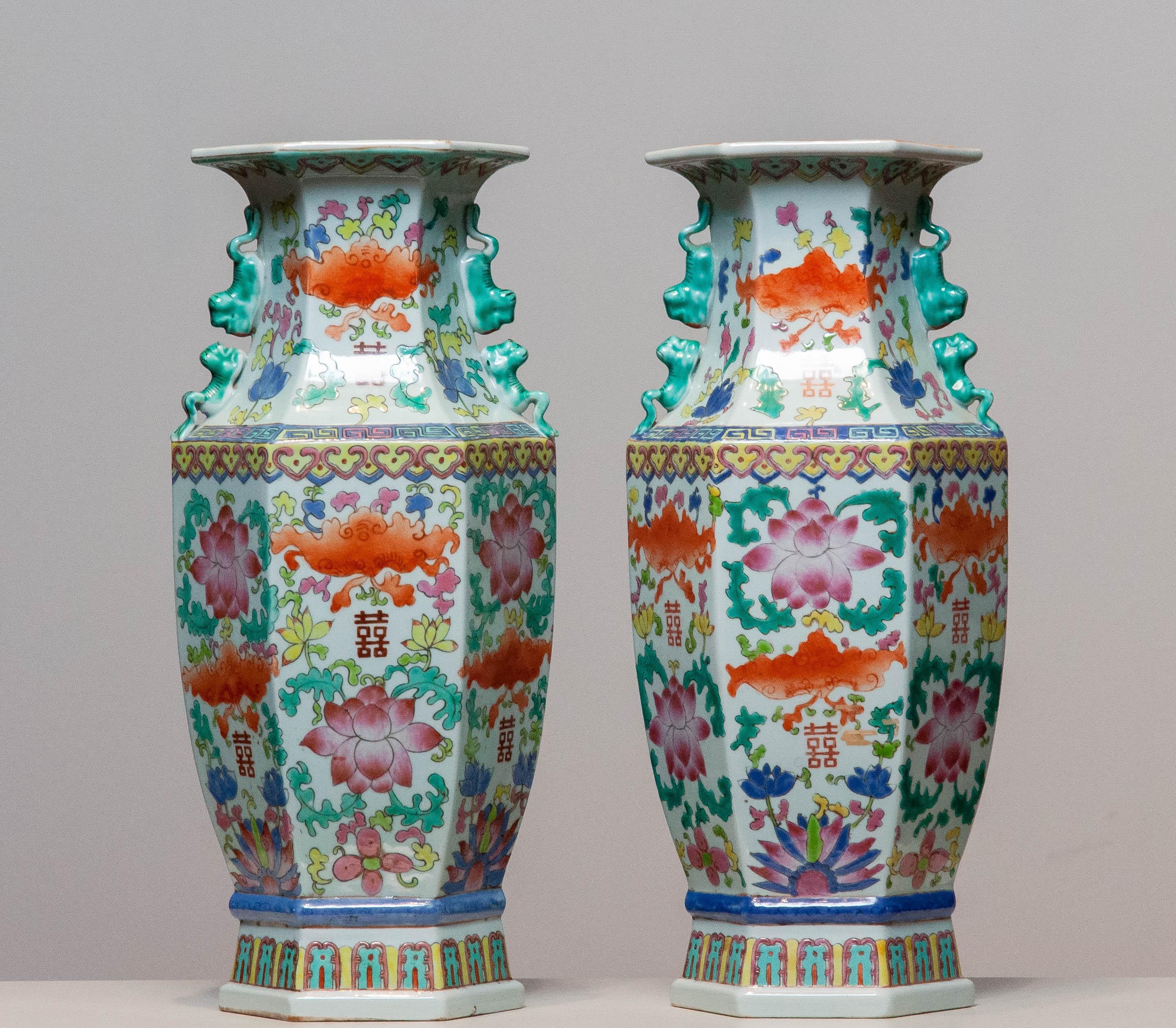 Schöner Satz von zwei passenden Qing-Dynastie-Porzellanvasen. Diese Vasen sind beide in gutem Zustand und fügen Ihrem Interieur einen absolut großen Wert hinzu.
  