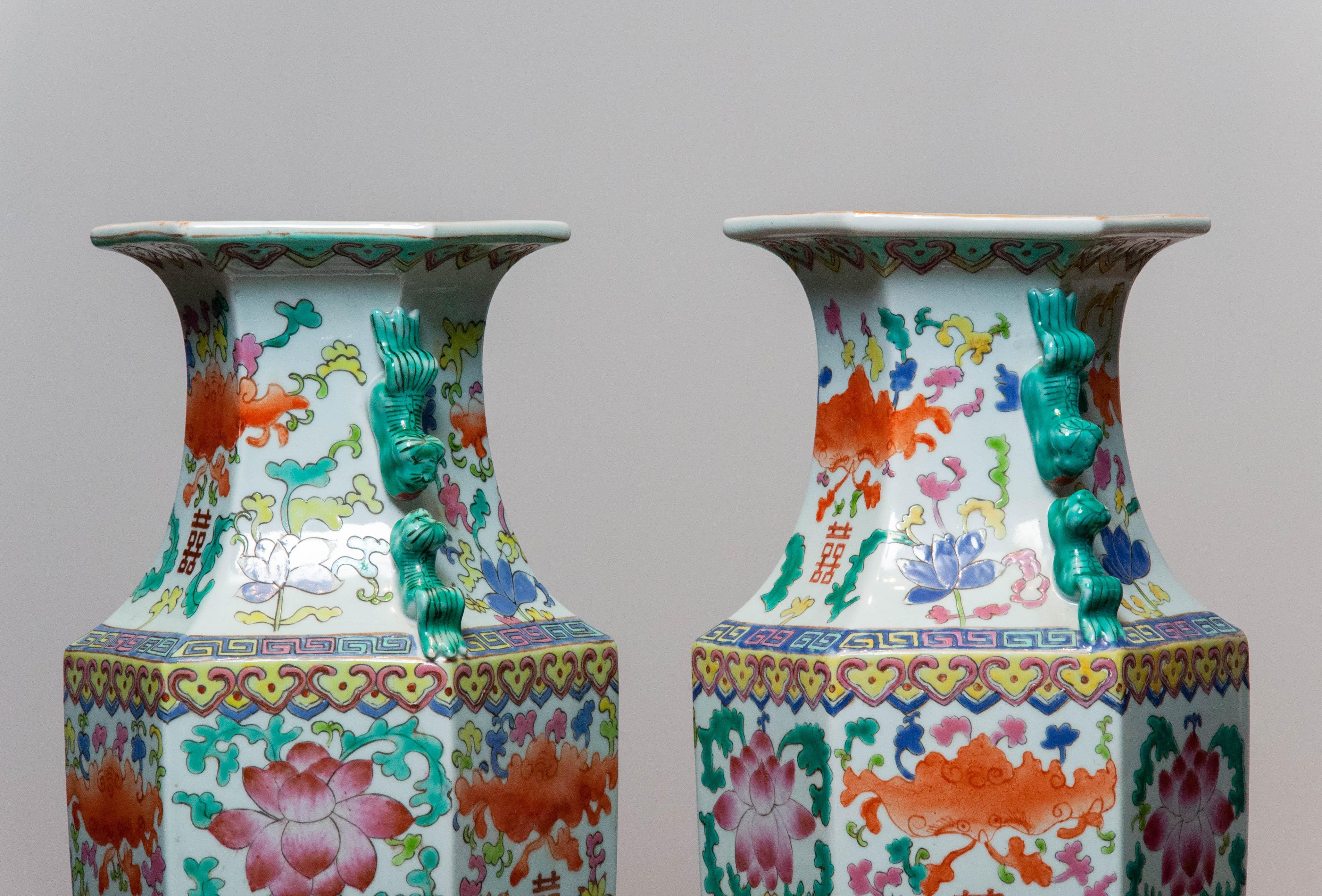 Exportation chinoise Paire de vases chinois Famille Rose assortis de la fin du XIXe siècle, dynastie Qing en vente