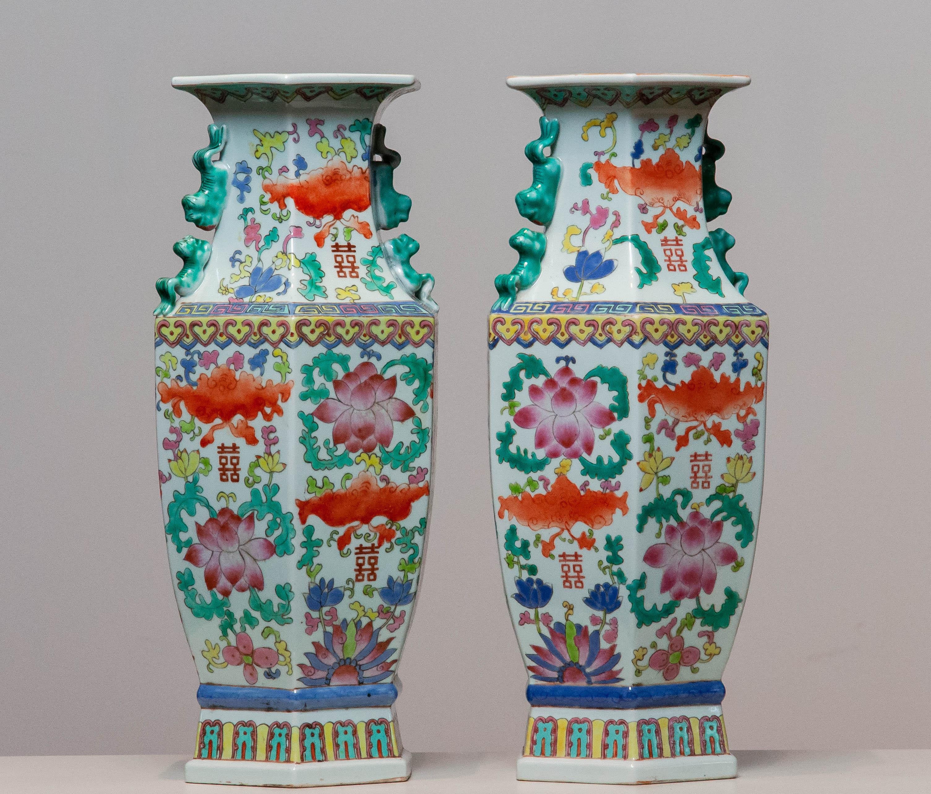 Porcellana Vasi Famille Rose cinesi a coppia della fine del XIX secolo della dinastia Qing in vendita