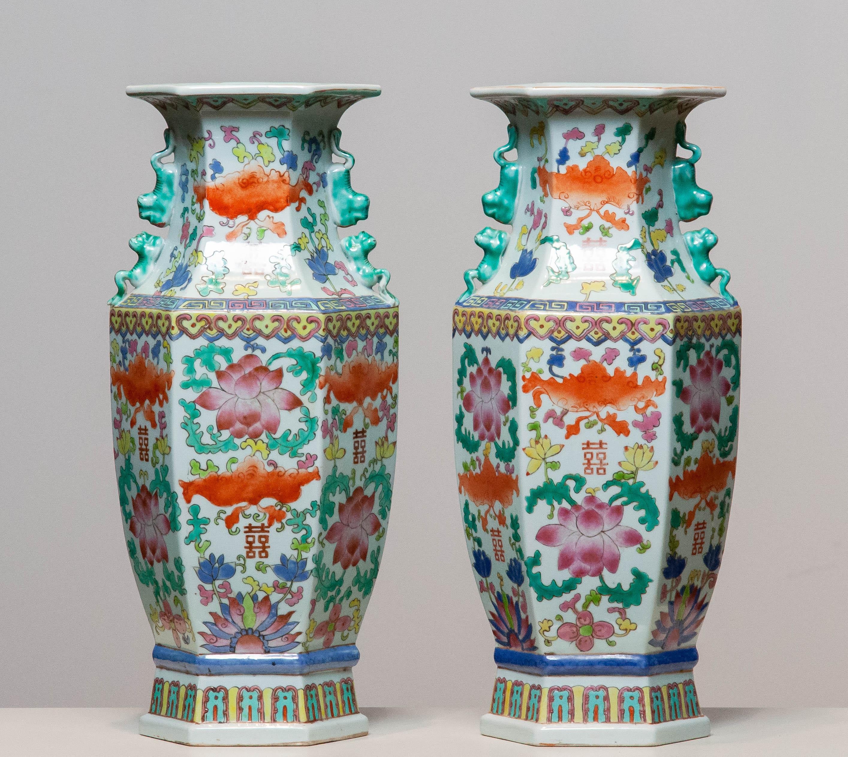 Porcelaine Paire de vases chinois Famille Rose assortis de la fin du XIXe siècle, dynastie Qing en vente