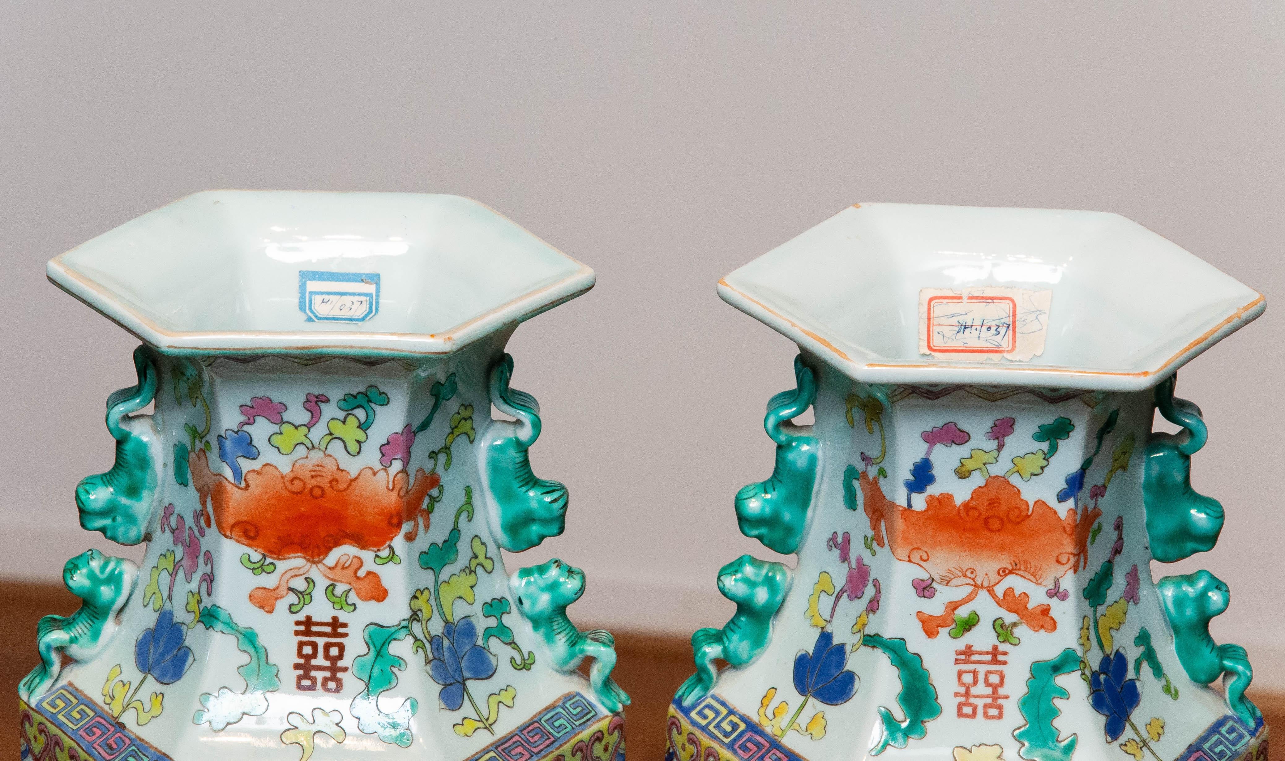 Vasi Famille Rose cinesi a coppia della fine del XIX secolo della dinastia Qing in vendita 3