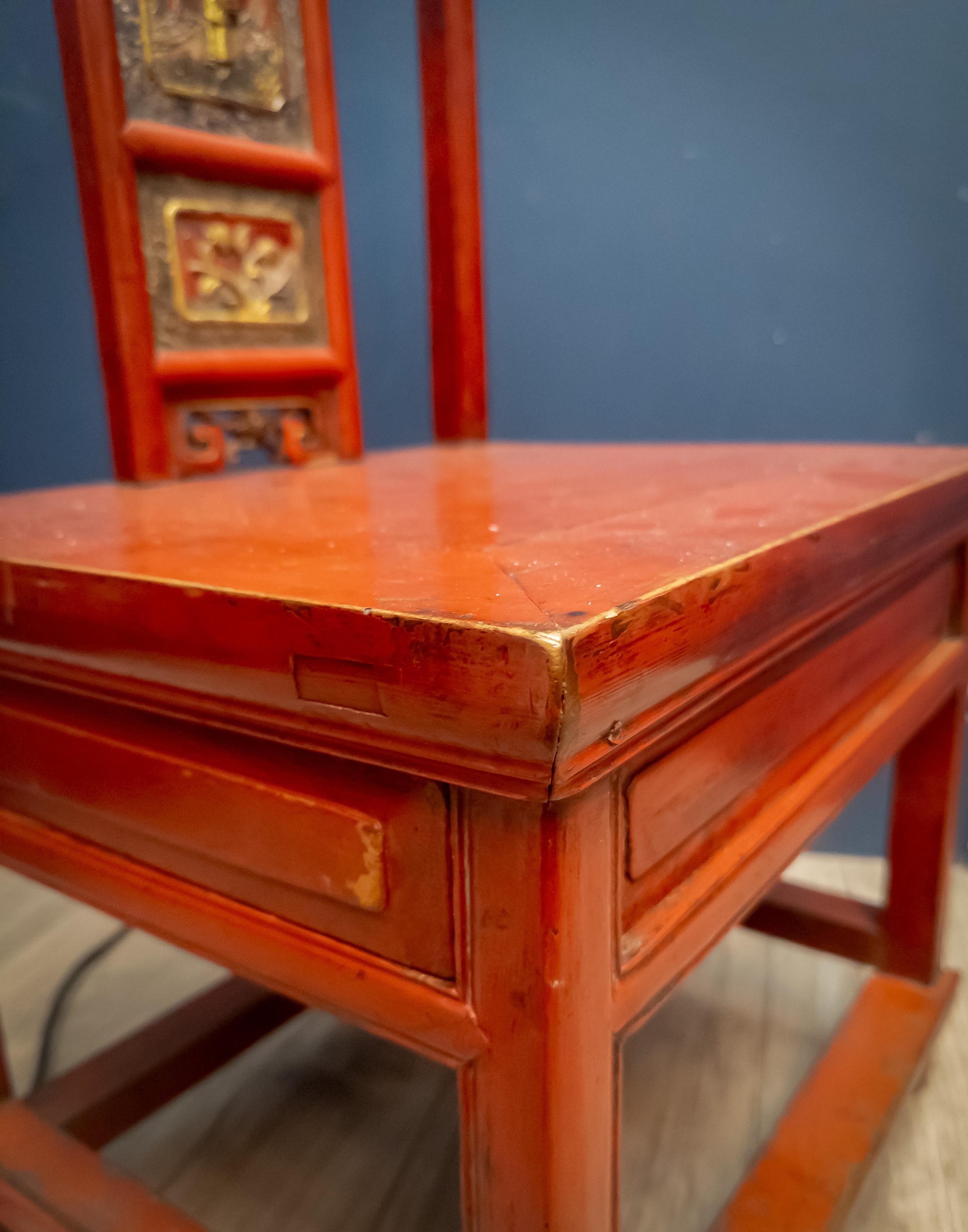 Hand-Carved Late 19th Century Qing Dynasty Red Lacquered and Parcel-Gilt Altar Chair For Sale