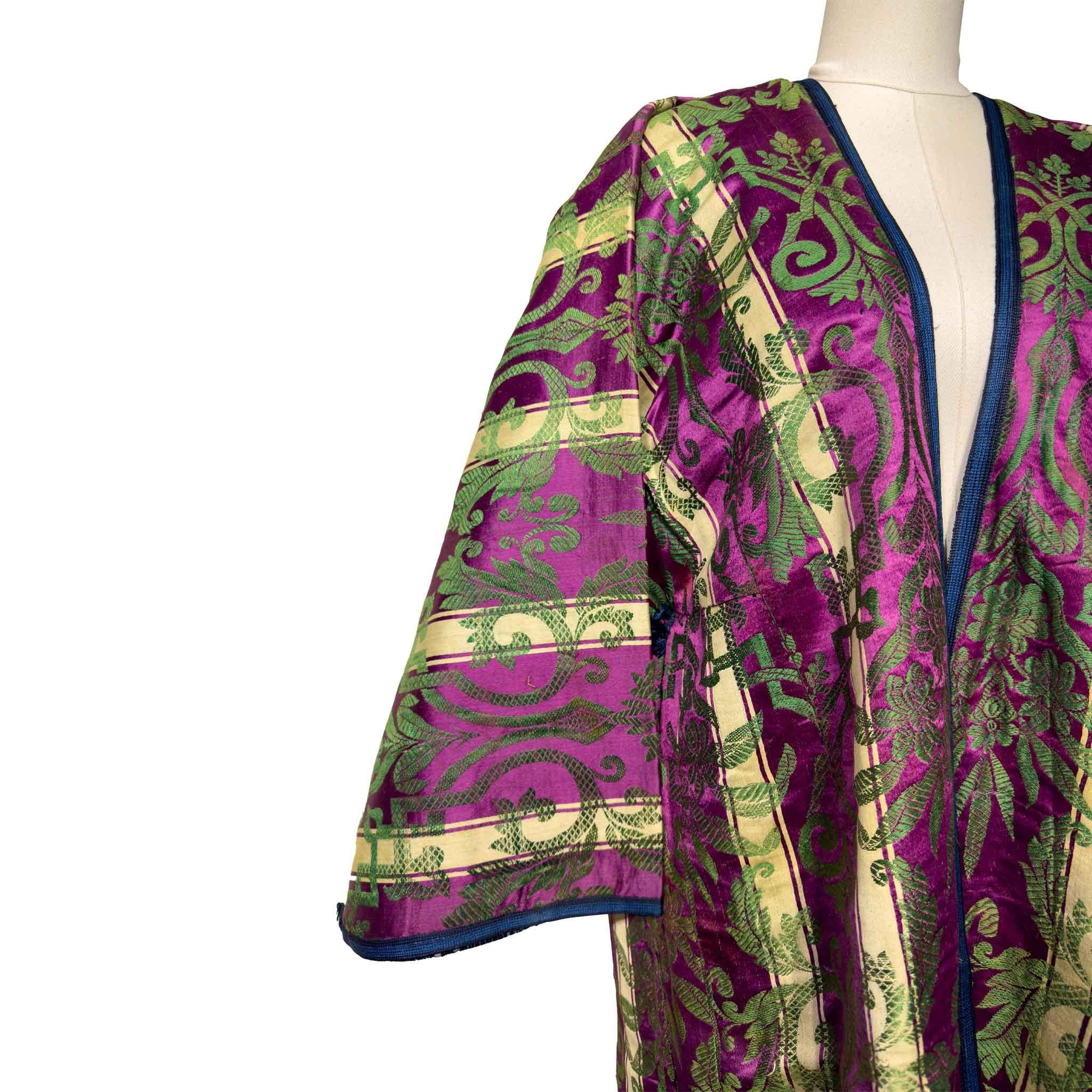 Gesteppter Seidenmantel aus dem späten 19. Jahrhundert mit Ikat-Futter (Islamisch) im Angebot