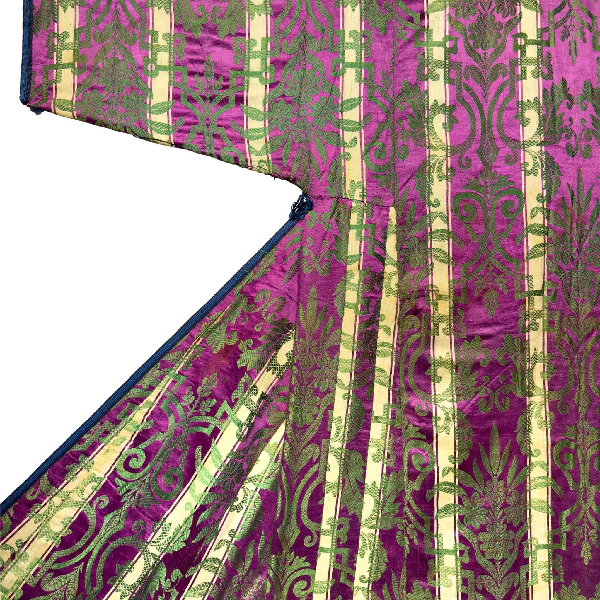 Gesteppter Seidenmantel aus dem späten 19. Jahrhundert mit Ikat-Futter im Zustand „Gut“ im Angebot in 中央区, JP