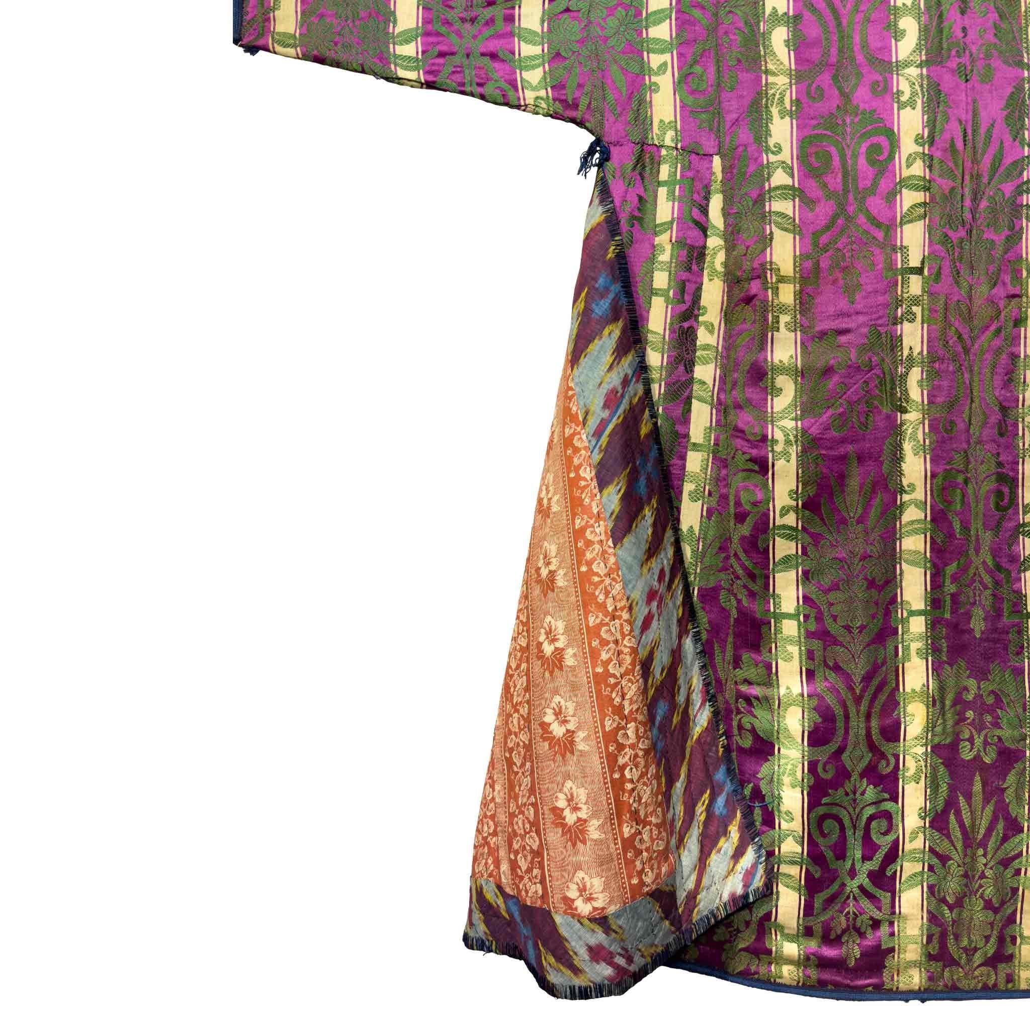 Gesteppter Seidenmantel aus dem späten 19. Jahrhundert mit Ikat-Futter im Angebot 2