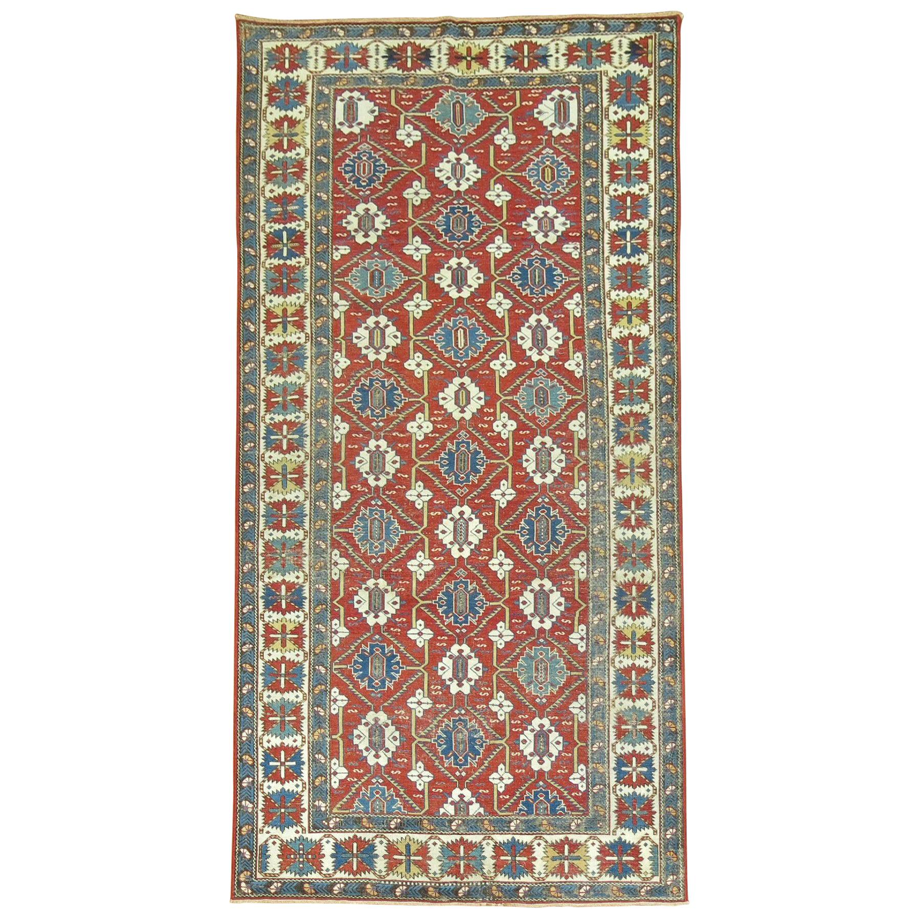 Tapis Shirvan tribal caucasien ancien géométrique à champ rouge de la fin du XIXe siècle