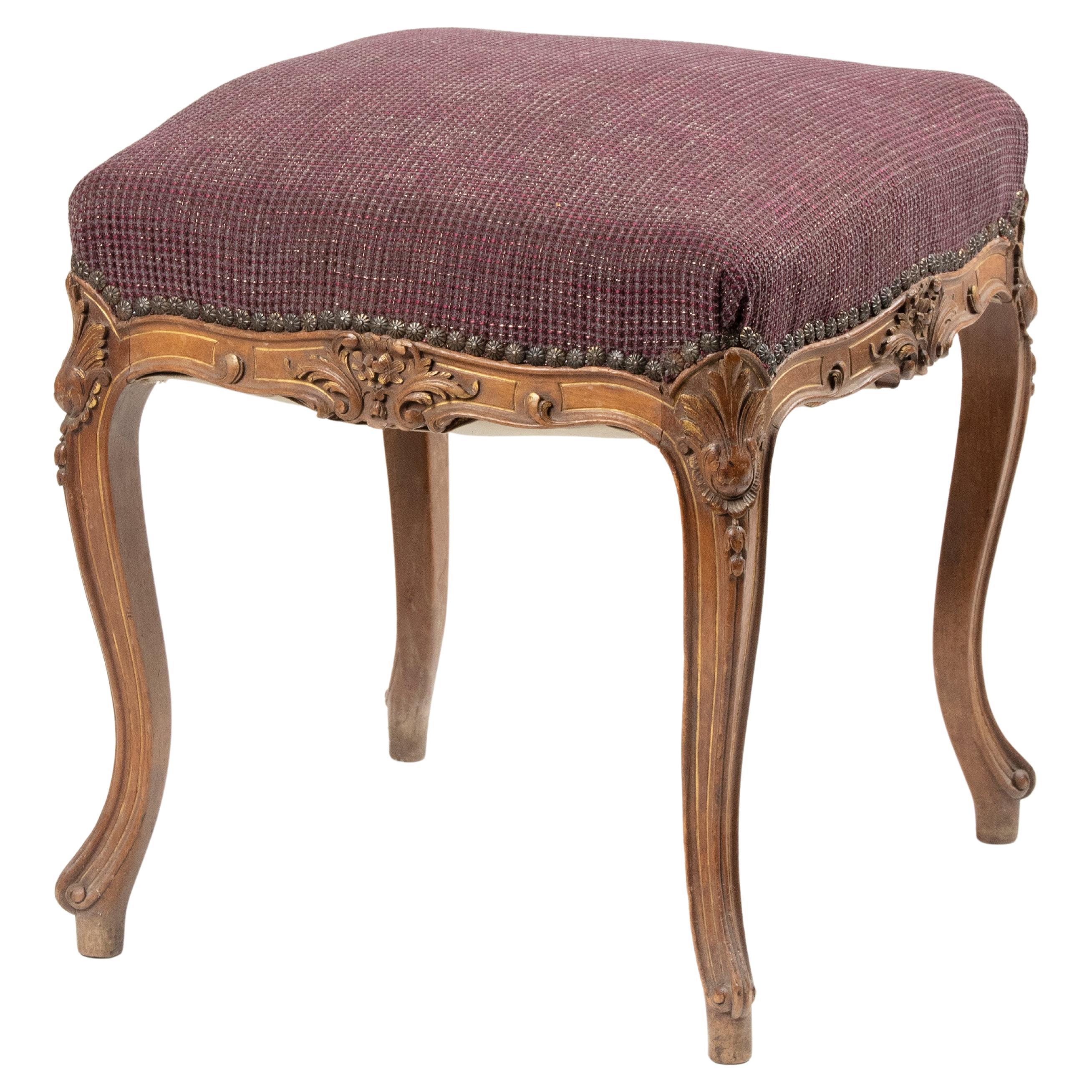 Tabouret à pieds sculpté en noyer de style Rgence de la fin du XIXe siècle