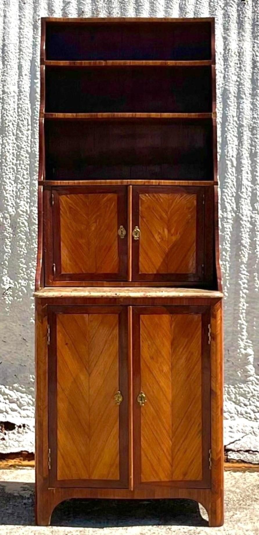 Spätes 19. Jahrhundert Regency Chevron Inlay Cascading Cabinet im Zustand „Gut“ im Angebot in west palm beach, FL