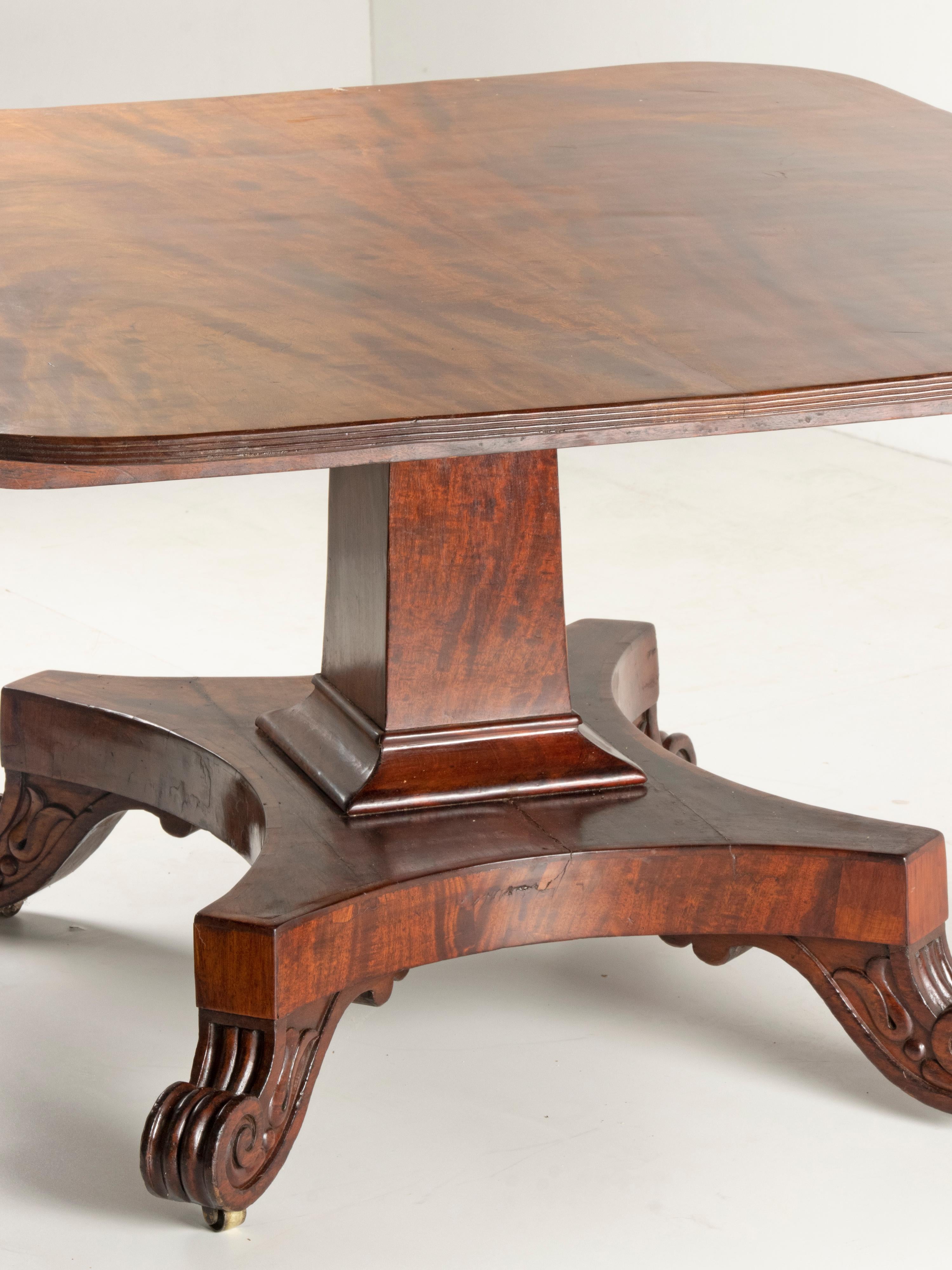 Table de salle à manger en acajou de style Régence de la fin du XIXe siècle en vente 3