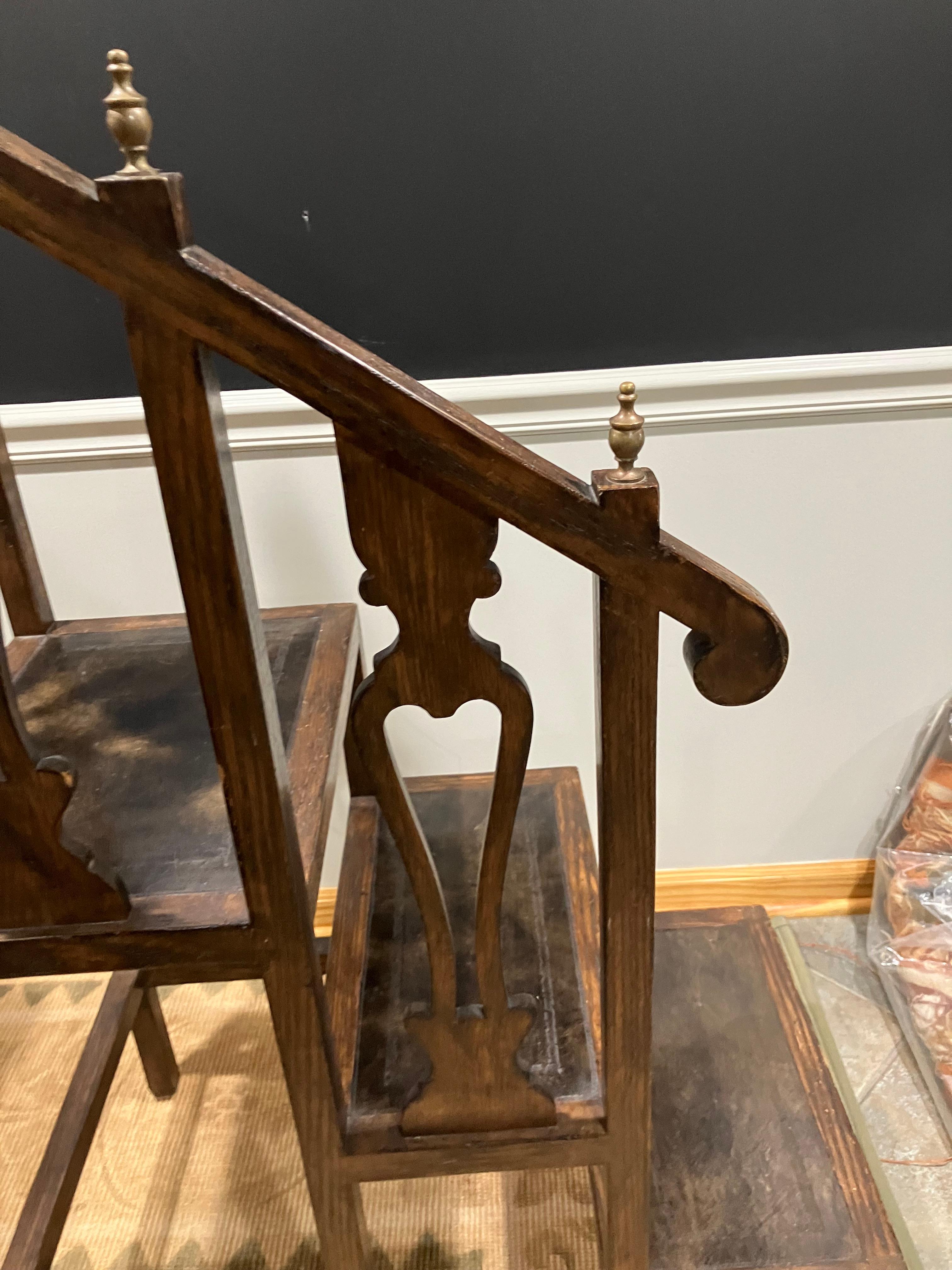 Un gradino da biblioteca indipendente della fine del XIX secolo costruito in Oak. Il pezzo presenta tre gradini integrati in un unico corpo. Ciascuna pedata è dotata di pannelli in pelle lavorata. Il design è tradizionale e in stile Regency, con