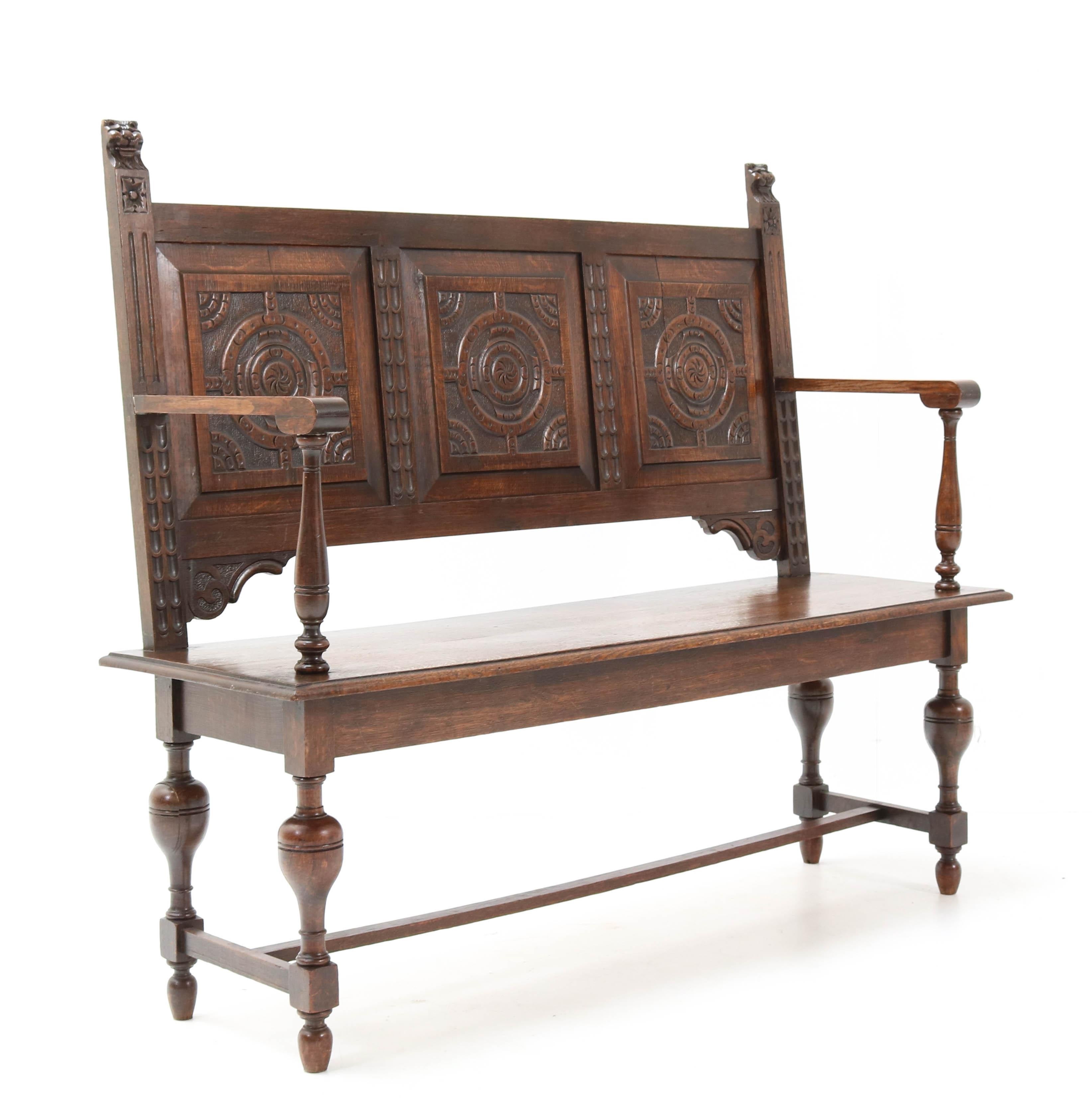 Late 19th Century Renaissance Style Carved Oak Hall Bench In Good Condition In Amsterdam, NL
