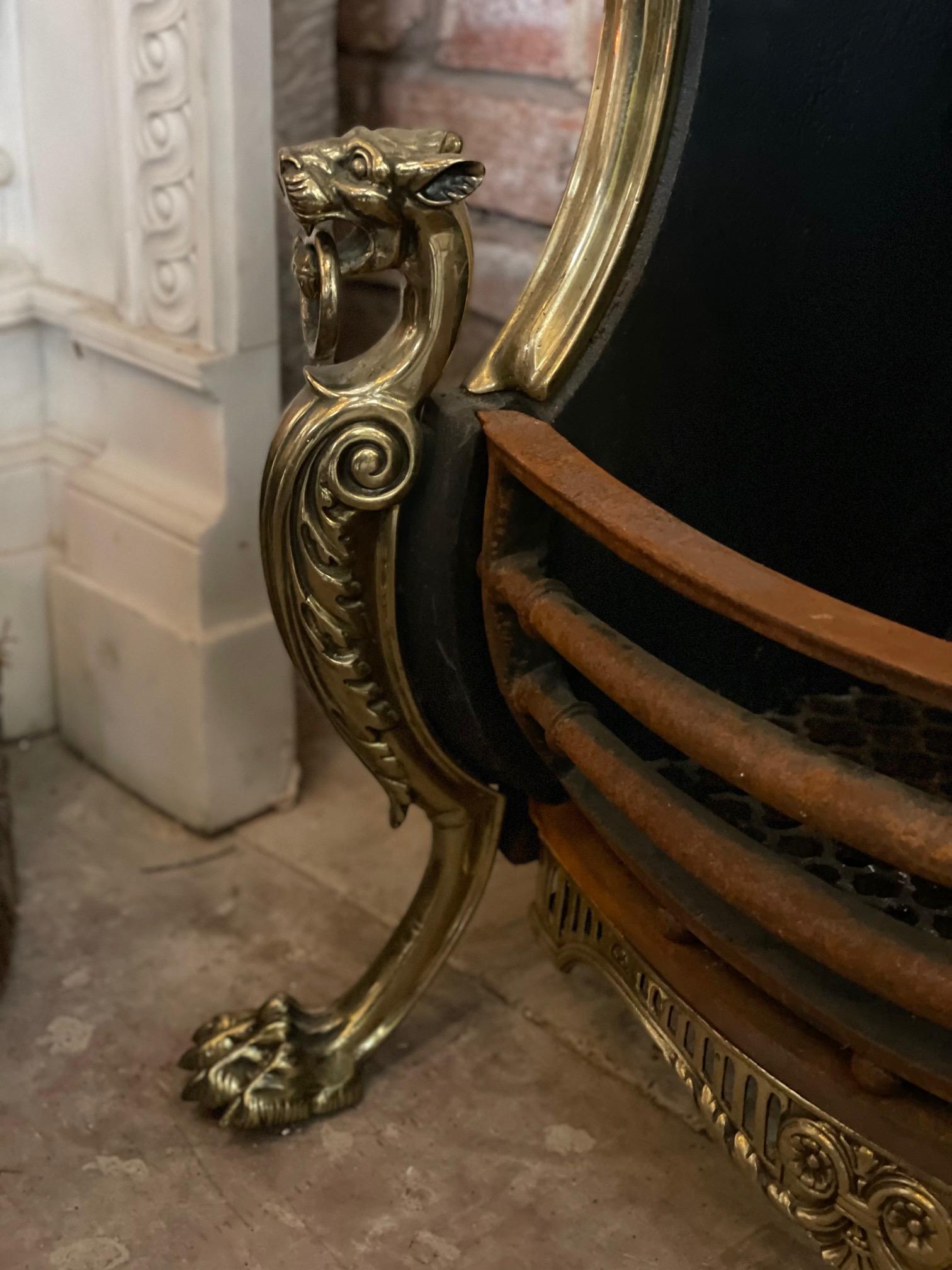 Anglais Grille de cheminée ancienne à capuche de style Renaissance de la fin du 19ème siècle en vente