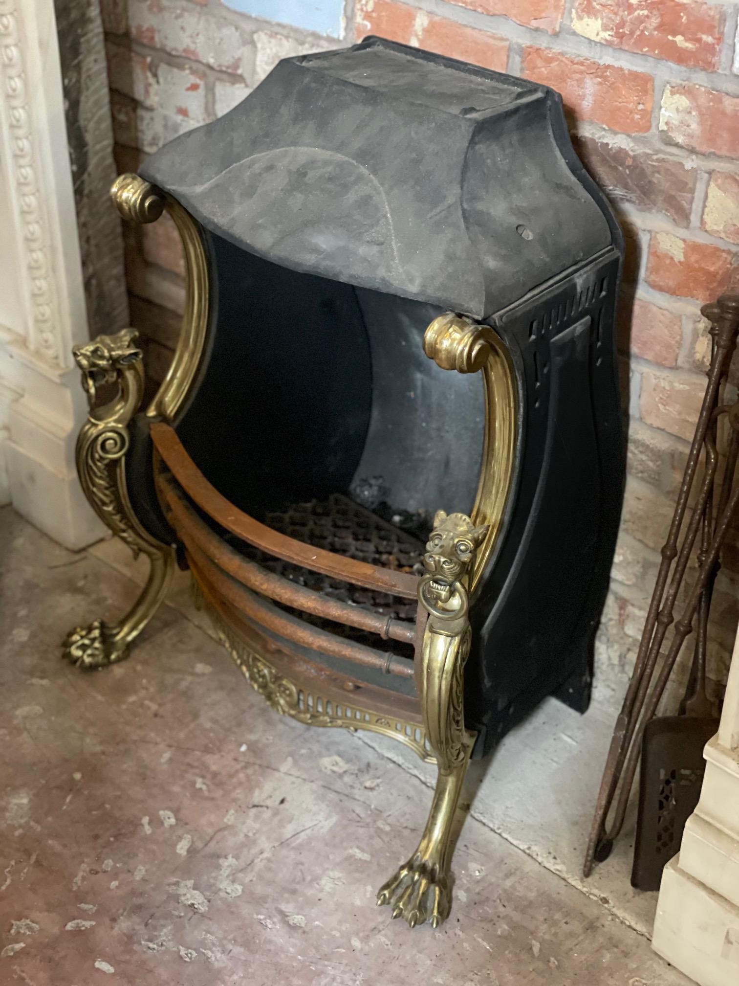 XIXe siècle Grille de cheminée ancienne à capuche de style Renaissance de la fin du 19ème siècle en vente