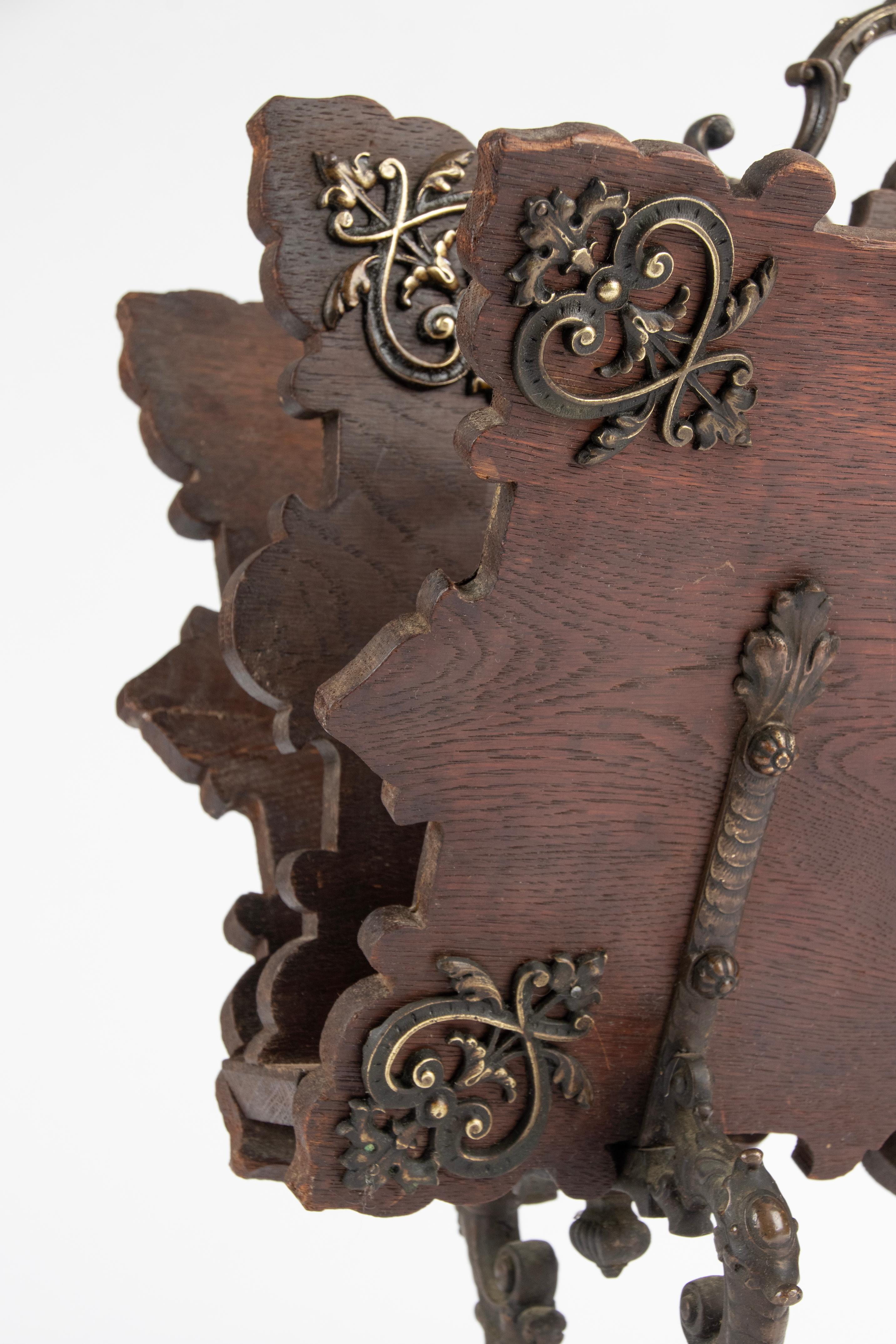 Late 19th Century Renaissance Style Oak Magazine Rack In Good Condition In Casteren, Noord-Brabant