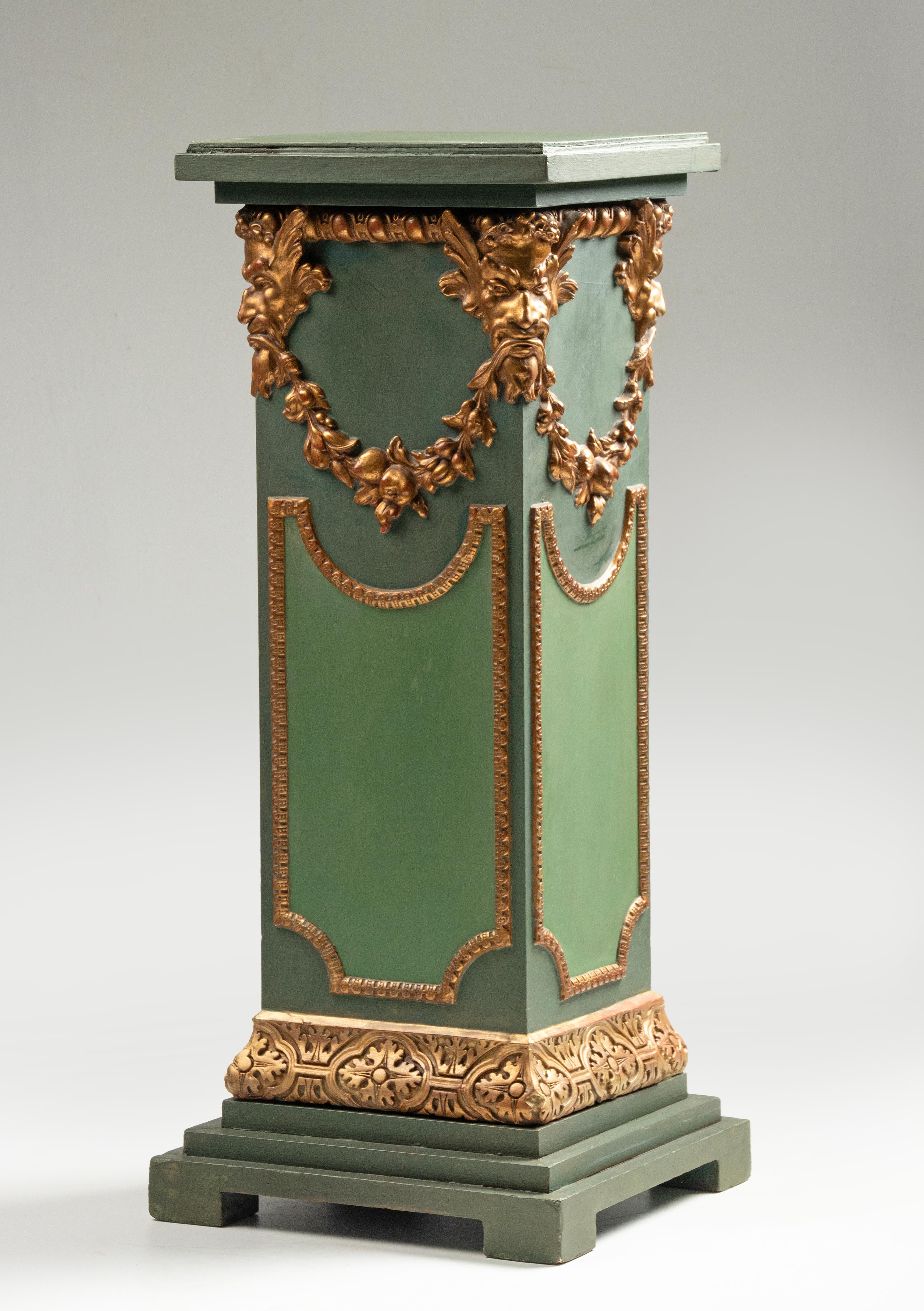 Ein grün patinierter Sockel im Renaissance-Stil. Die Säule ist aus geschnitztem Holz gefertigt und mit vergoldeten Girlanden, Köpfen und Zierleisten versehen. Ein schönes Möbelstück, um eine große Vase oder eine Skulptur aufzustellen. Hergestellt in