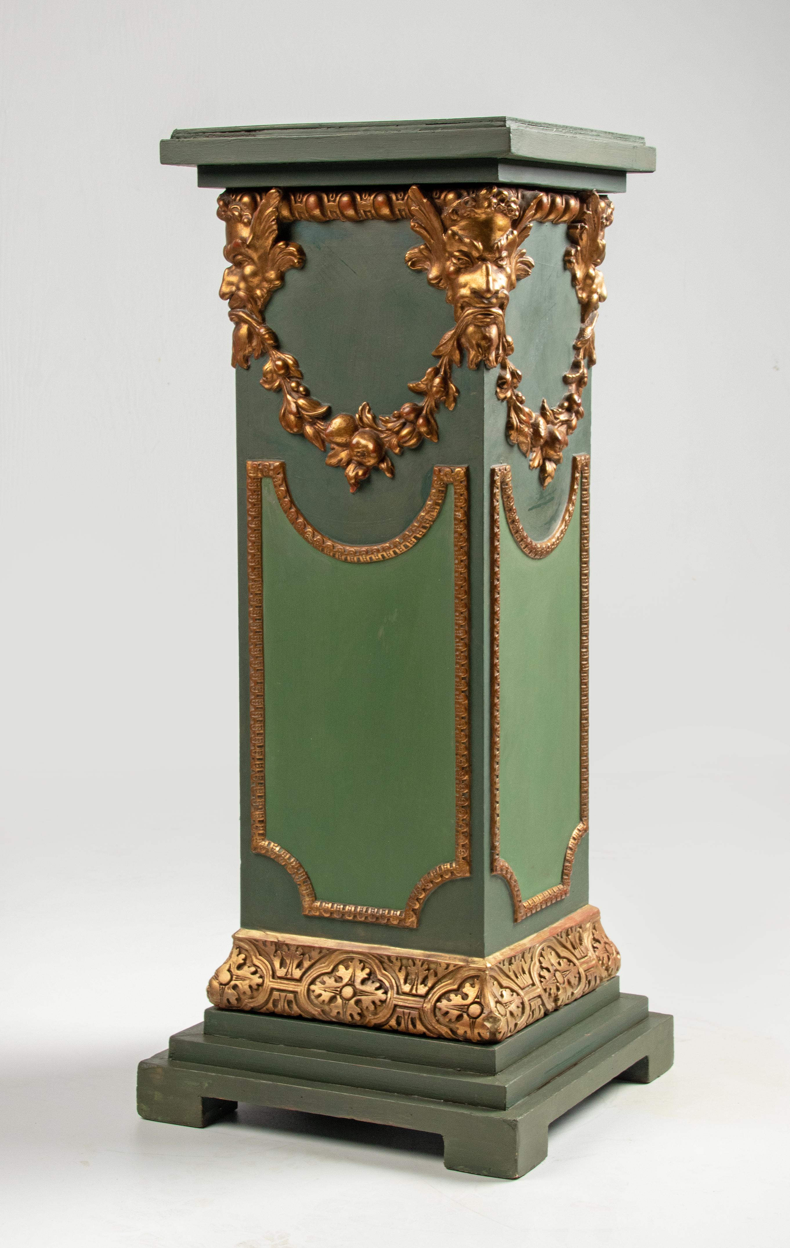 Late 19th Century Renaissance Style Pedestal / Vase stand For Sale 2