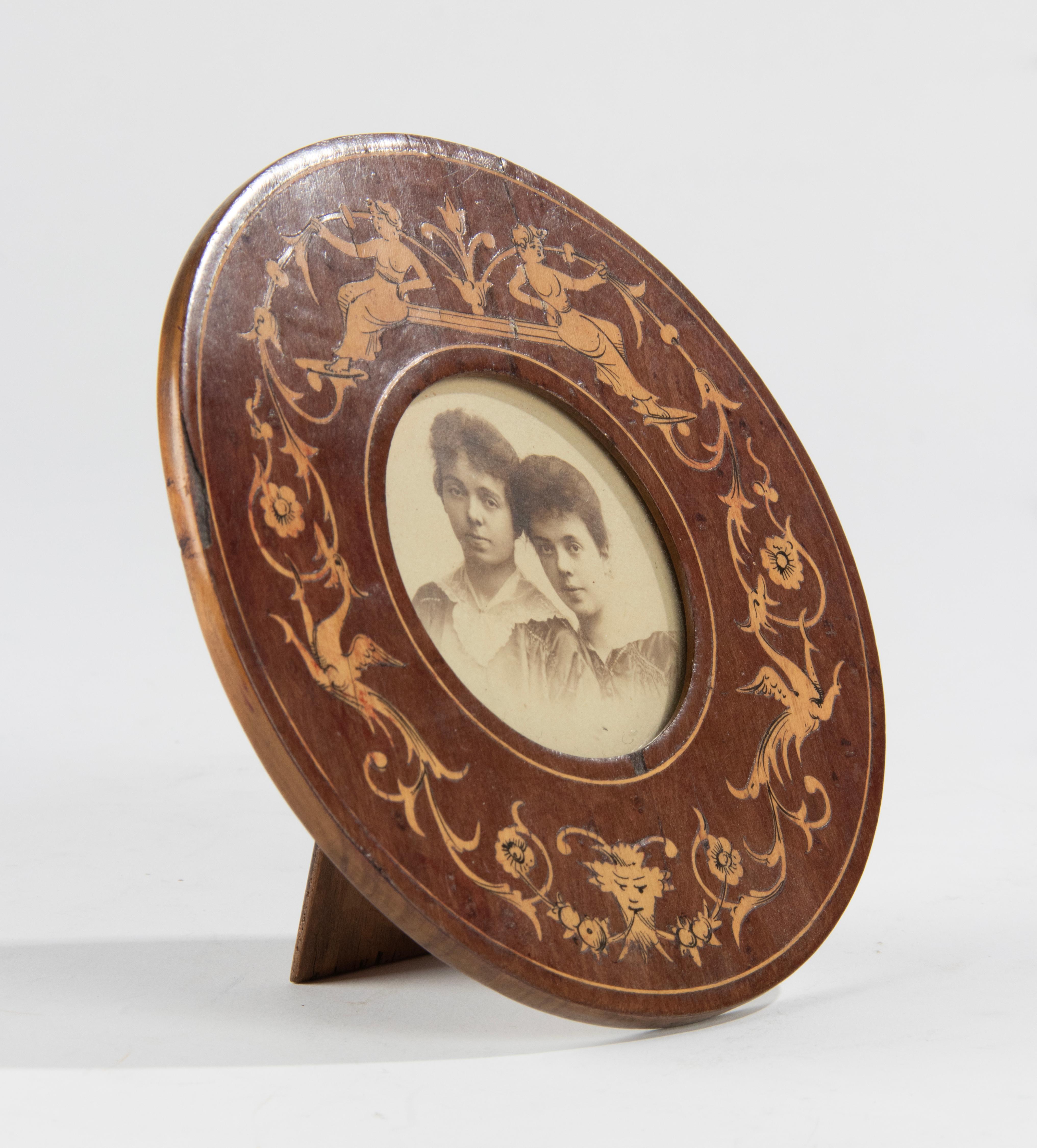 Late 19th Century Renaissance Style Round Wood Marquetry Picture Frame In Good Condition In Casteren, Noord-Brabant