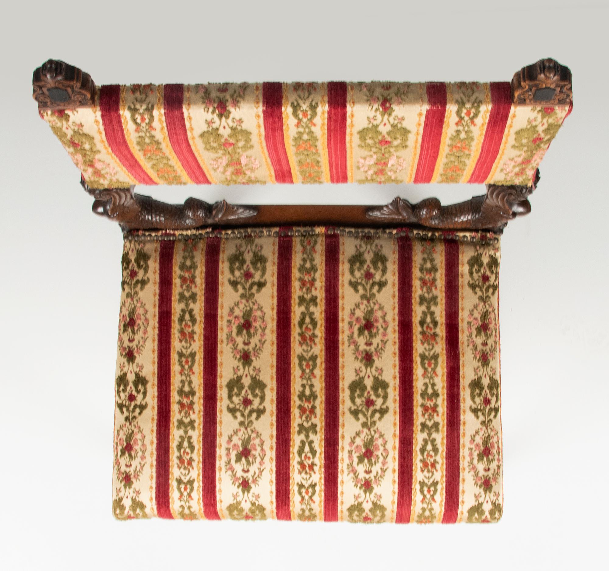 Chaise en noyer de la fin du XIXe siècle de la Renaissance avec sirènes en vente 4