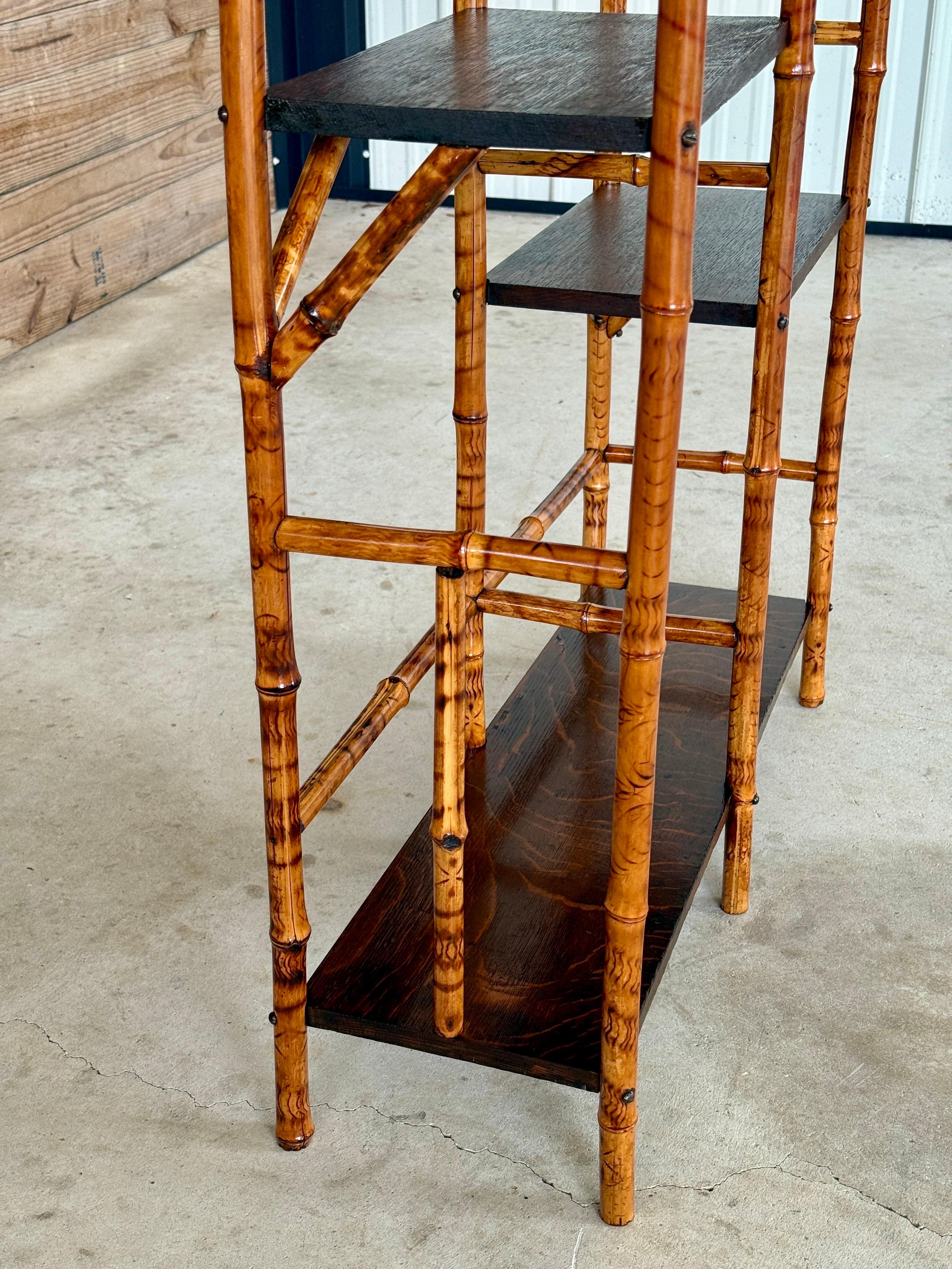 Étagère Victoriana del Movimiento Estético de finales del siglo XIX restaurada de bambú y madera Hecho a mano en venta