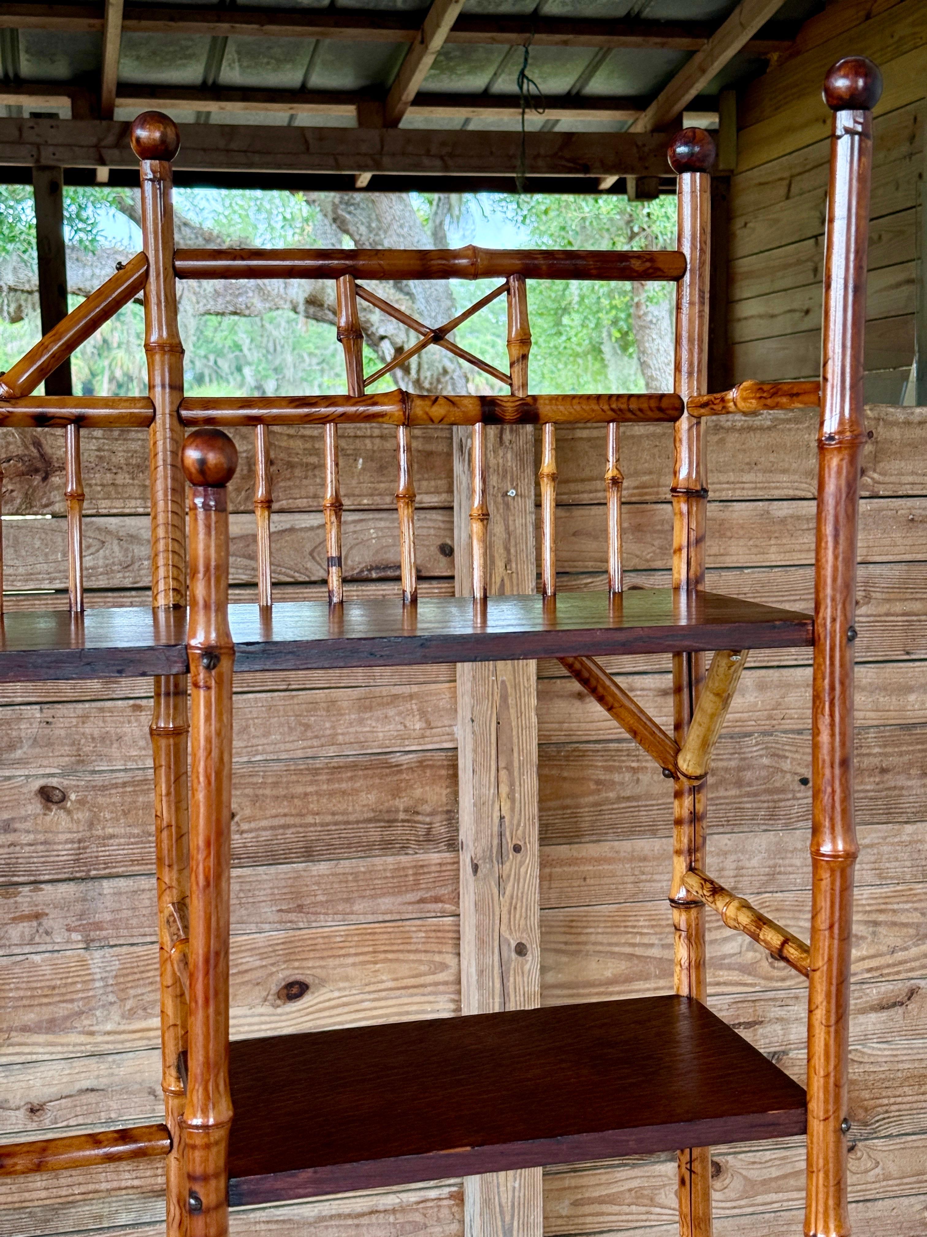 Étagère Victoriana del Movimiento Estético de finales del siglo XIX restaurada de bambú y madera en Bueno estado para la venta en North Fort Myers, FL