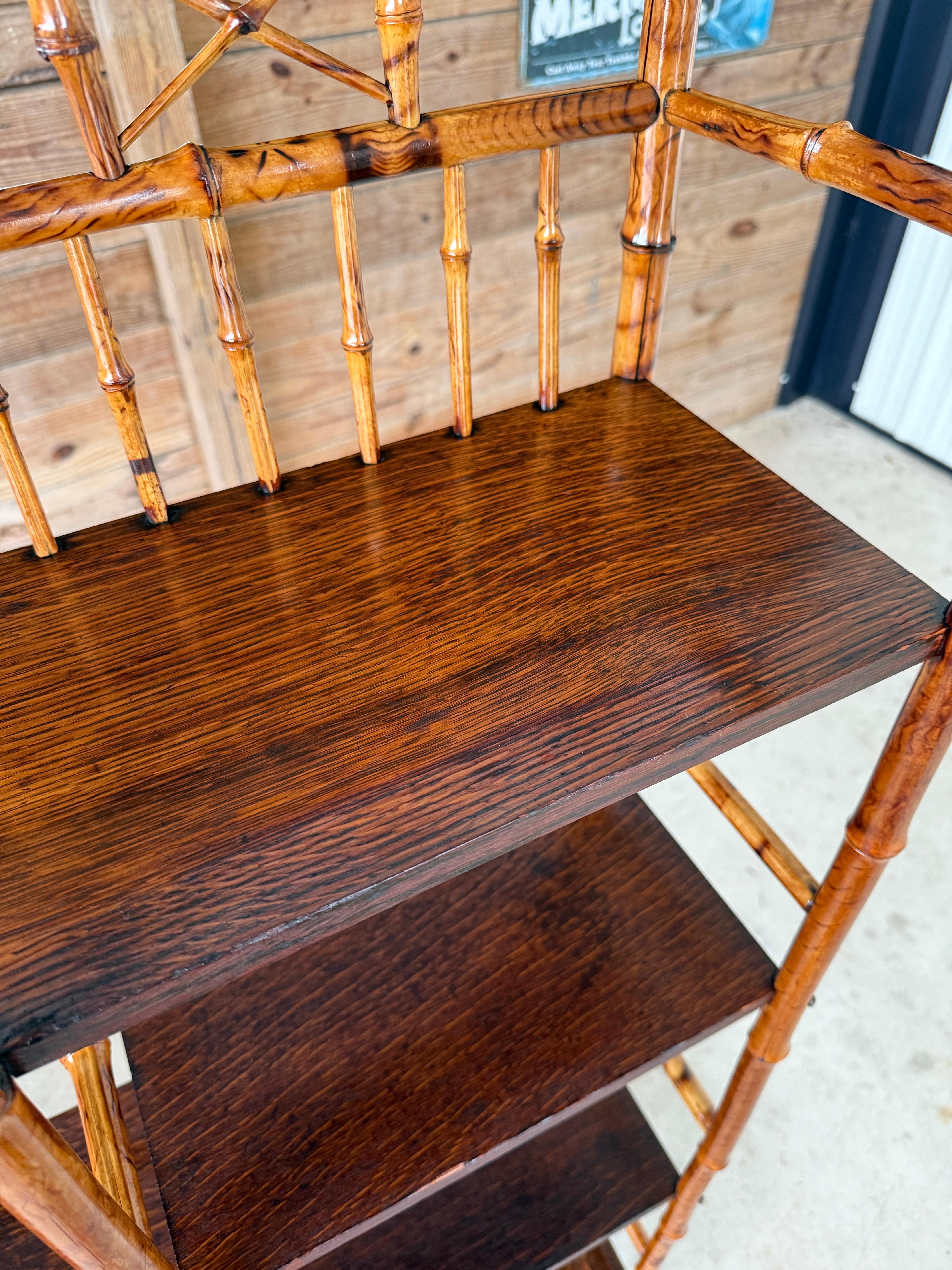 Étagère Victoriana del Movimiento Estético de finales del siglo XIX restaurada de bambú y madera Bambú en venta