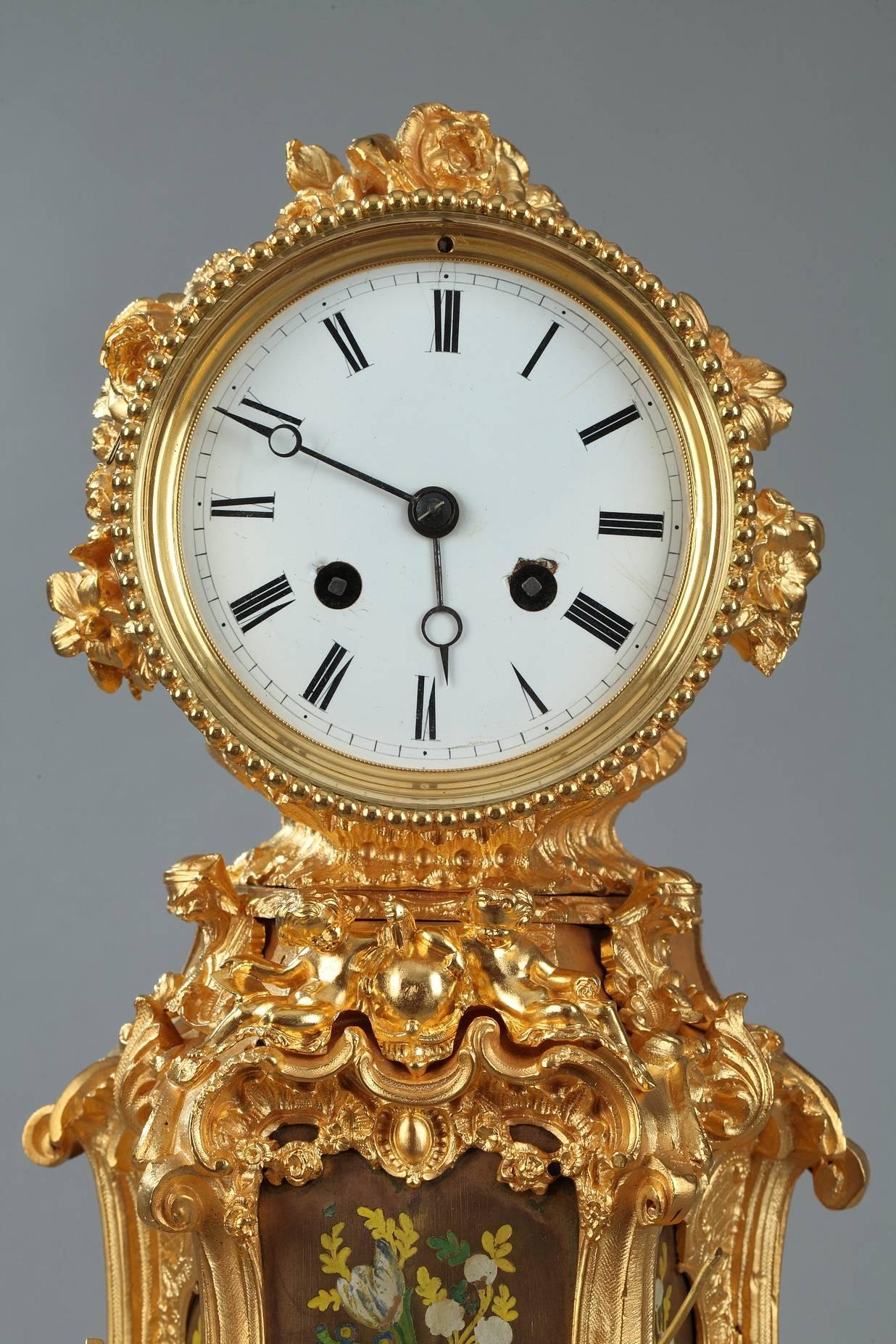 Louis XV Fin du 19ème siècle Pendule de cheminée en bronze doré rocaille avec décoration florale en vente