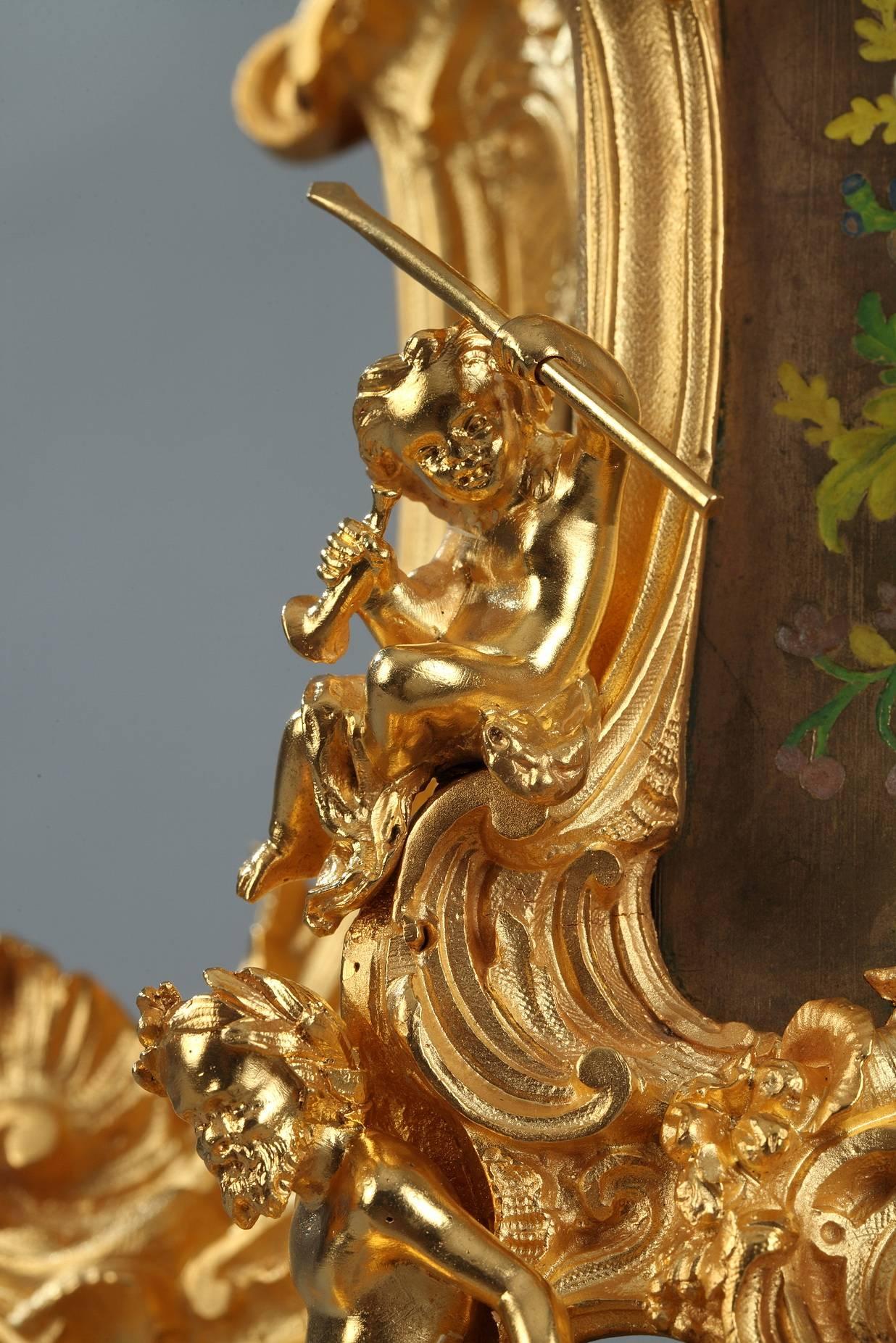 Français Fin du 19ème siècle Pendule de cheminée en bronze doré rocaille avec décoration florale en vente